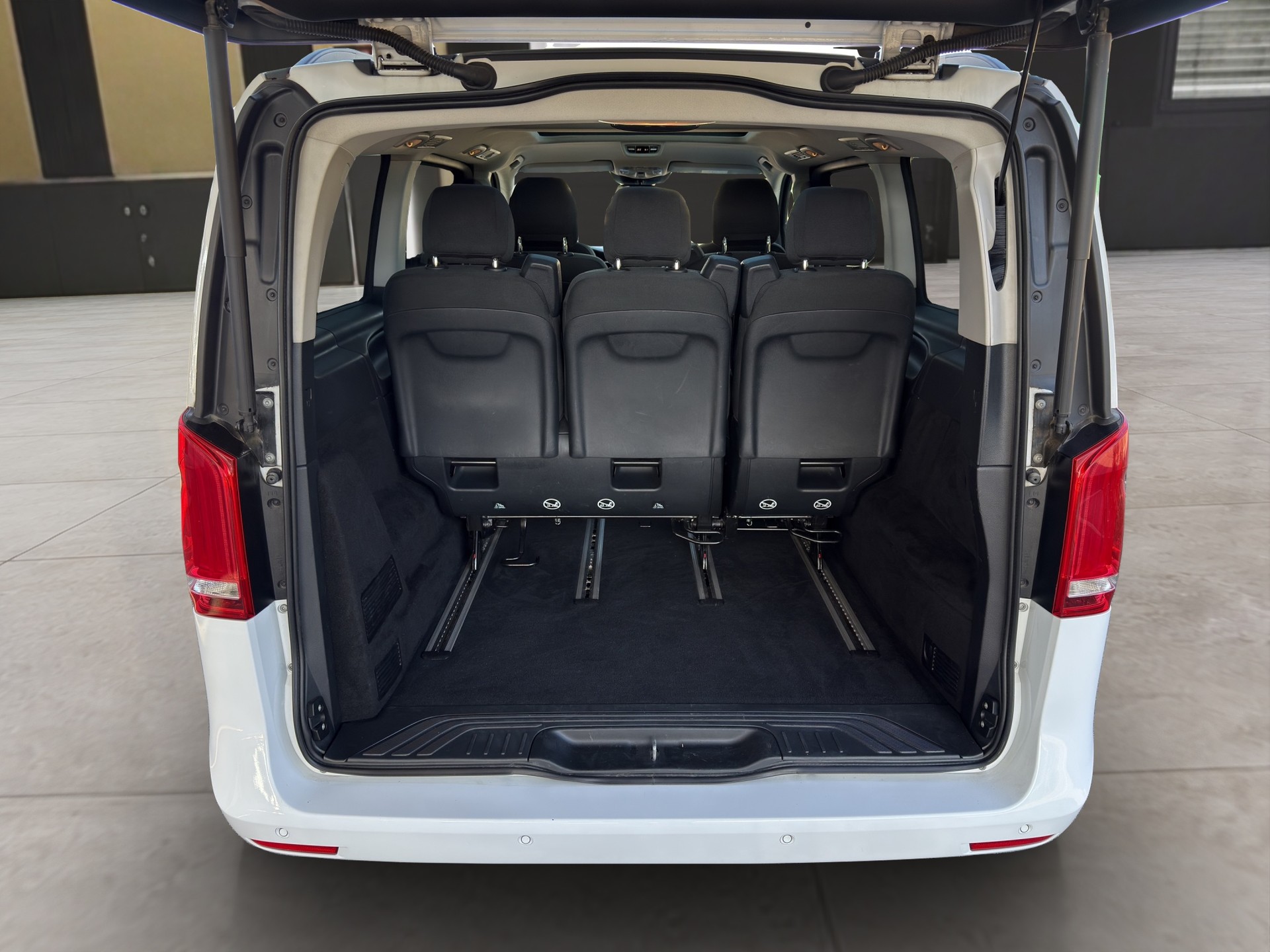 MERCEDES-BENZ V 300 d lang 4matic Van 9G-Tronic-image-15