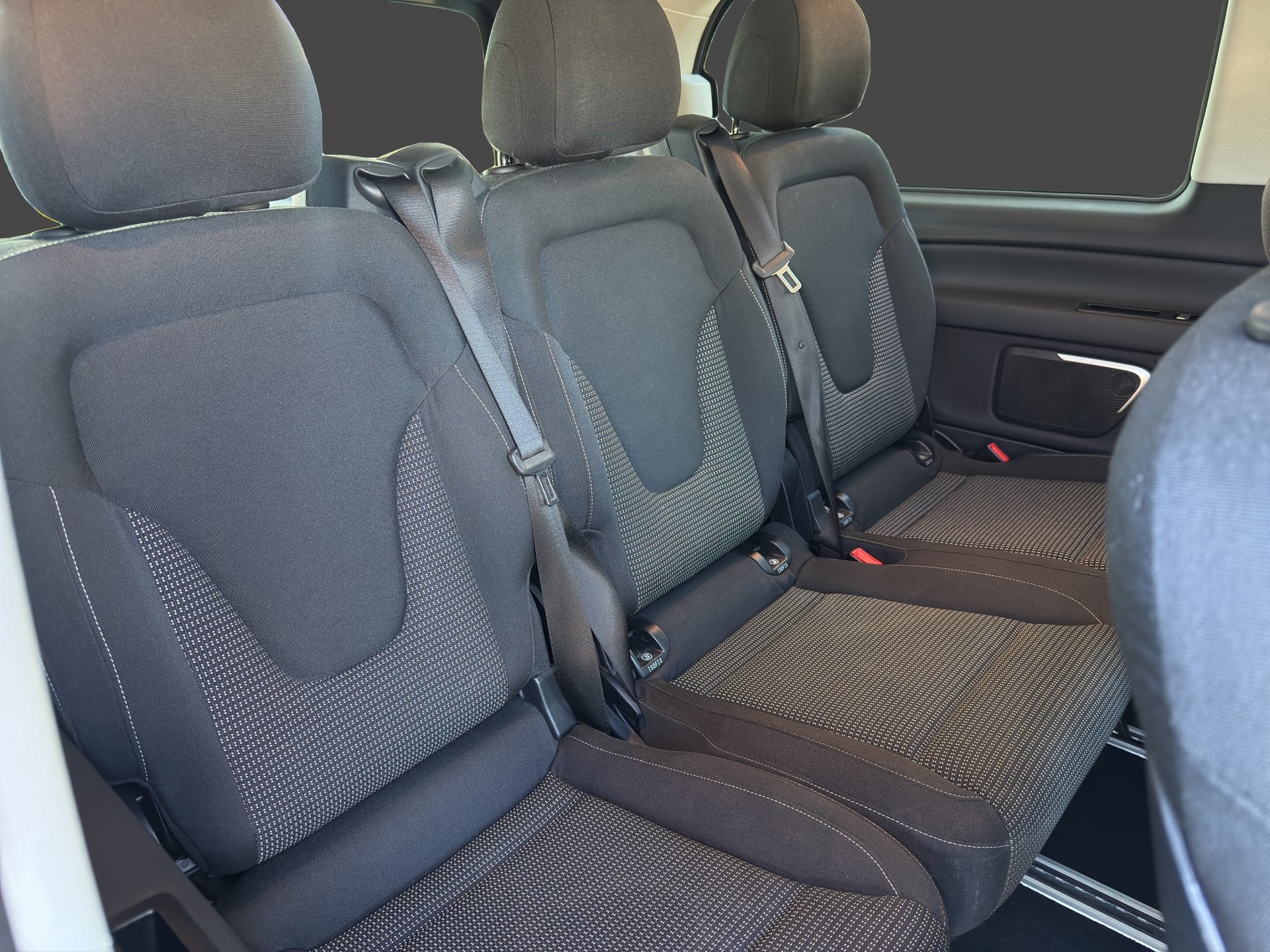 MERCEDES-BENZ V 300 d lang 4matic Van 9G-Tronic-image-14
