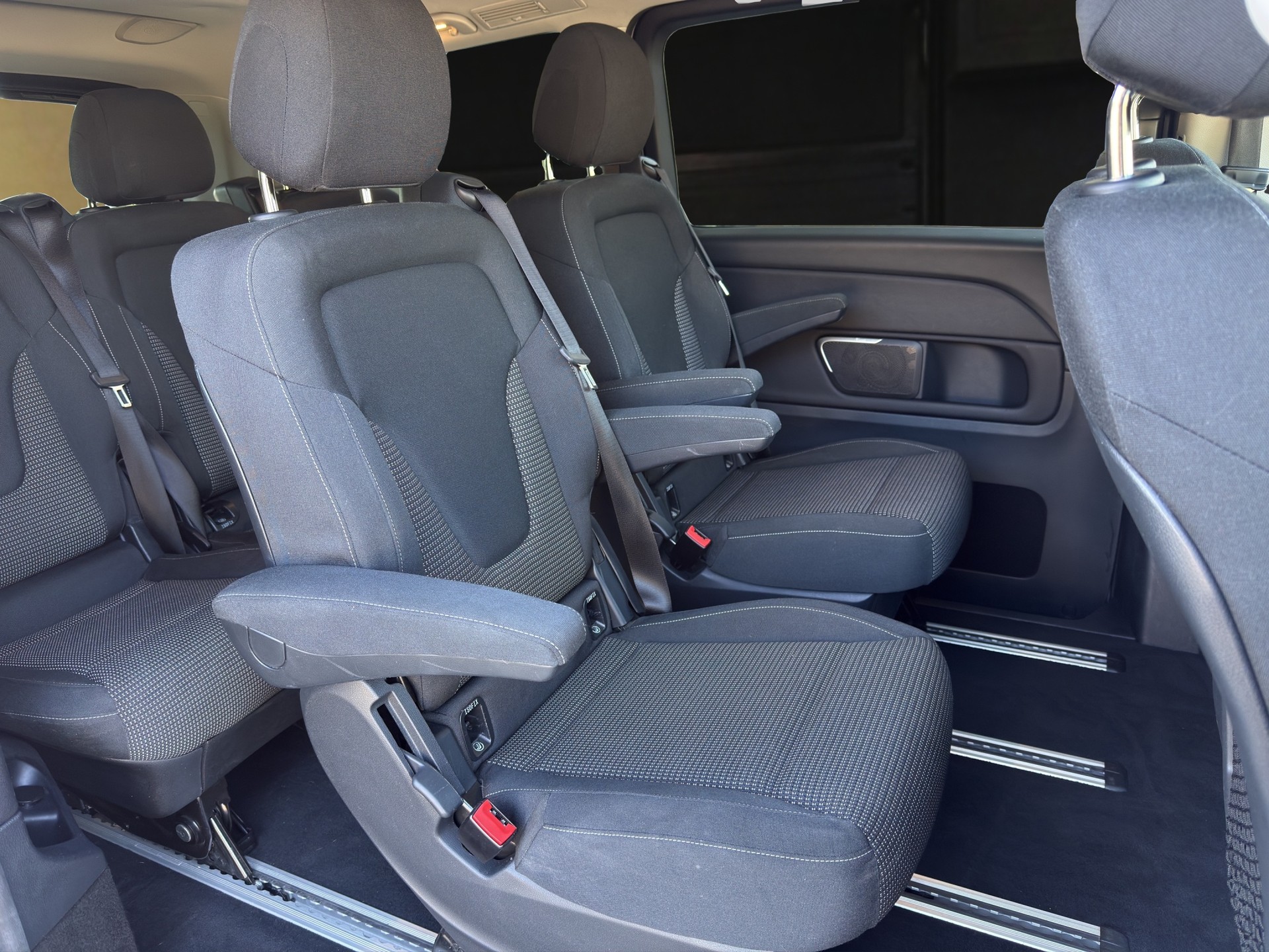 MERCEDES-BENZ V 300 d lang 4matic Van 9G-Tronic-image-12