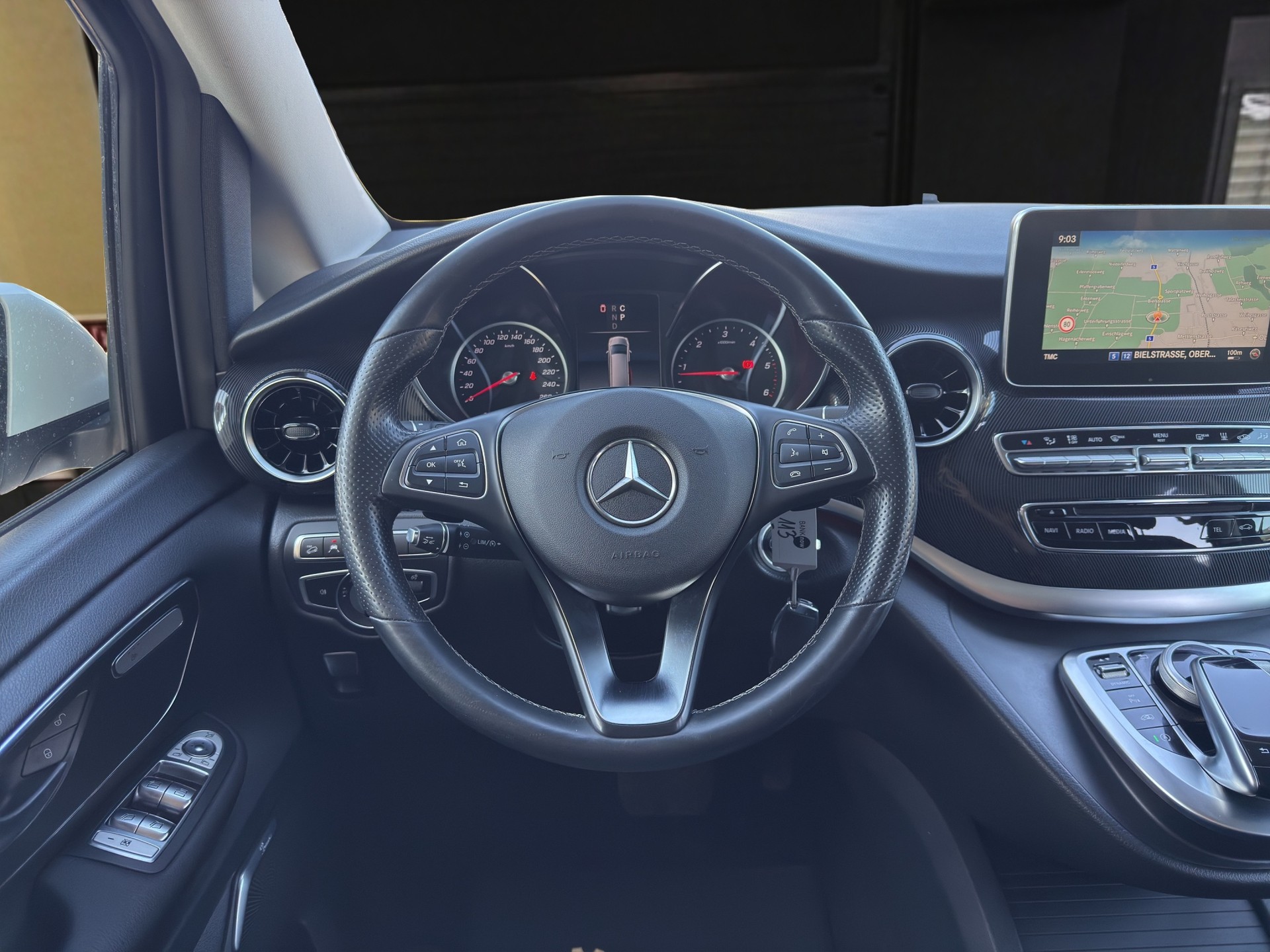 MERCEDES-BENZ V 300 d lang 4matic Van 9G-Tronic-image-11