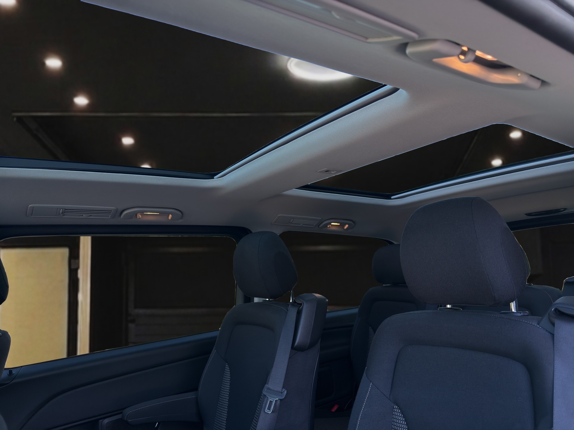 MERCEDES-BENZ V 300 d lang 4matic Van 9G-Tronic-image-13