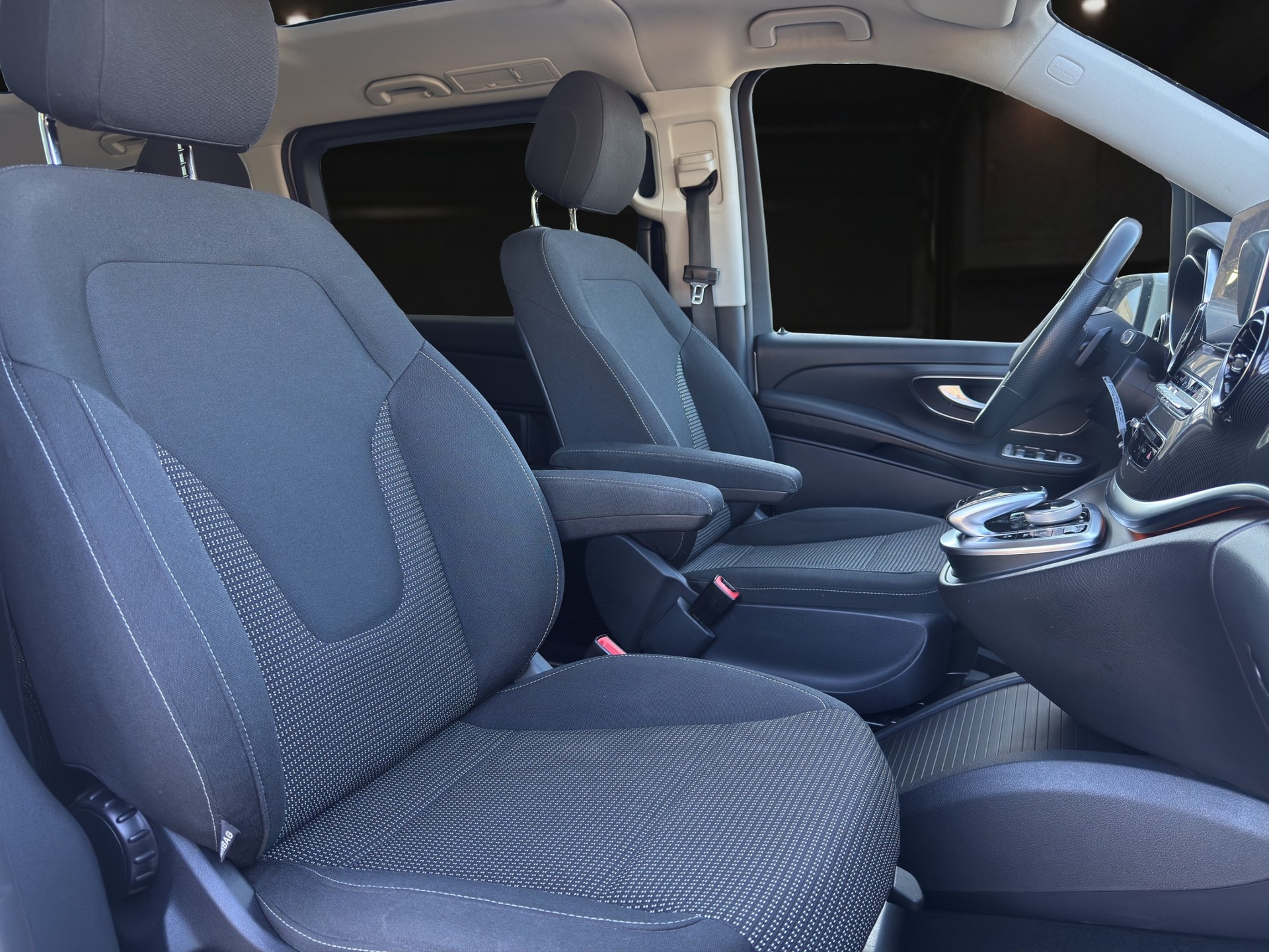 MERCEDES-BENZ V 300 d lang 4matic Van 9G-Tronic-image-9