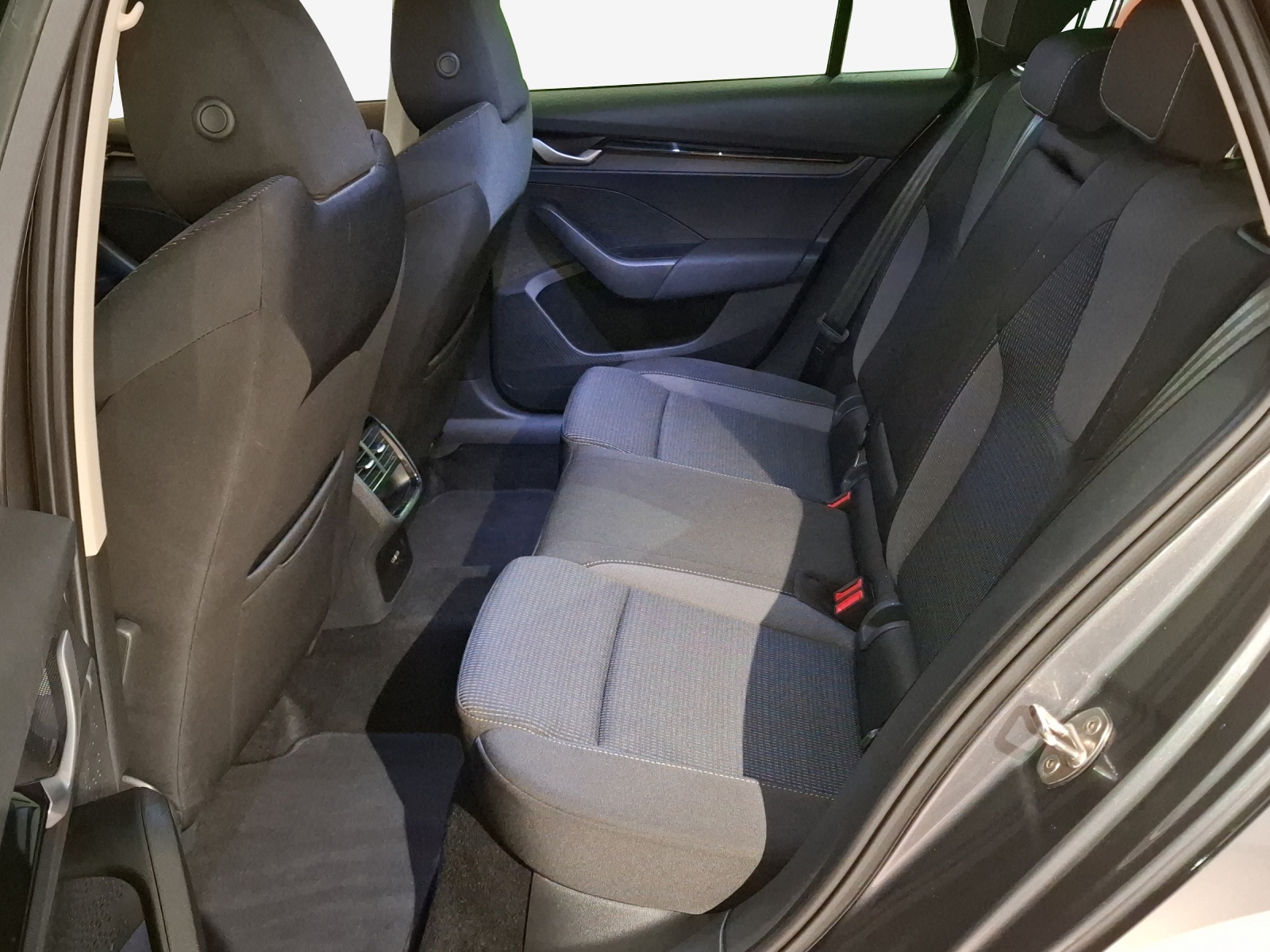 SKODA Octavia Combi 1.5 TSI mHEV DSG Dynamic-image-11