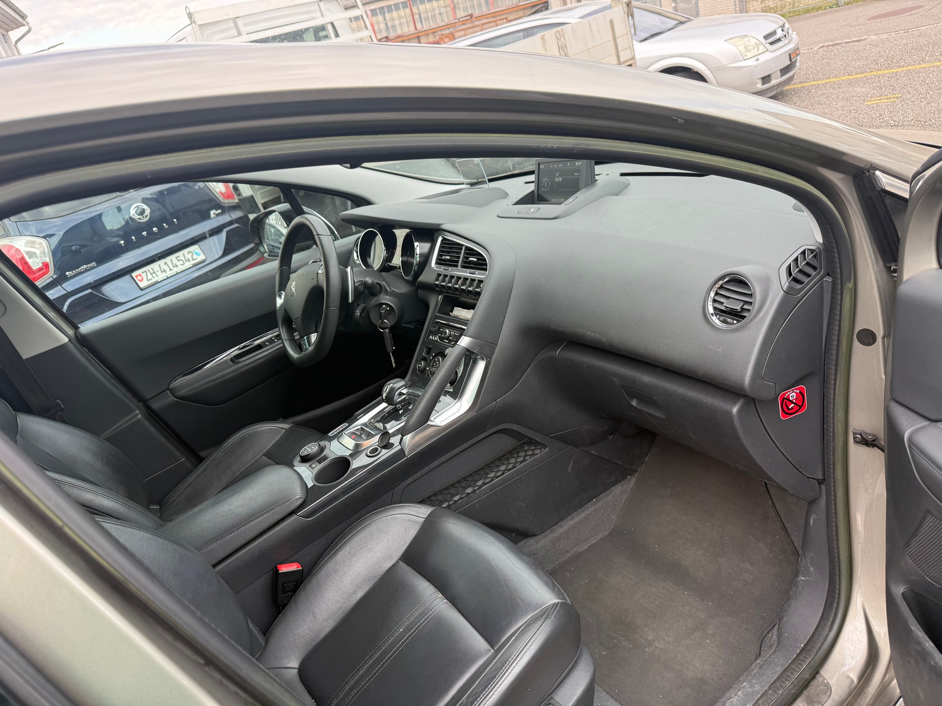 PEUGEOT 3008 HYbrid4 2.0 HDI EGS6-image-6