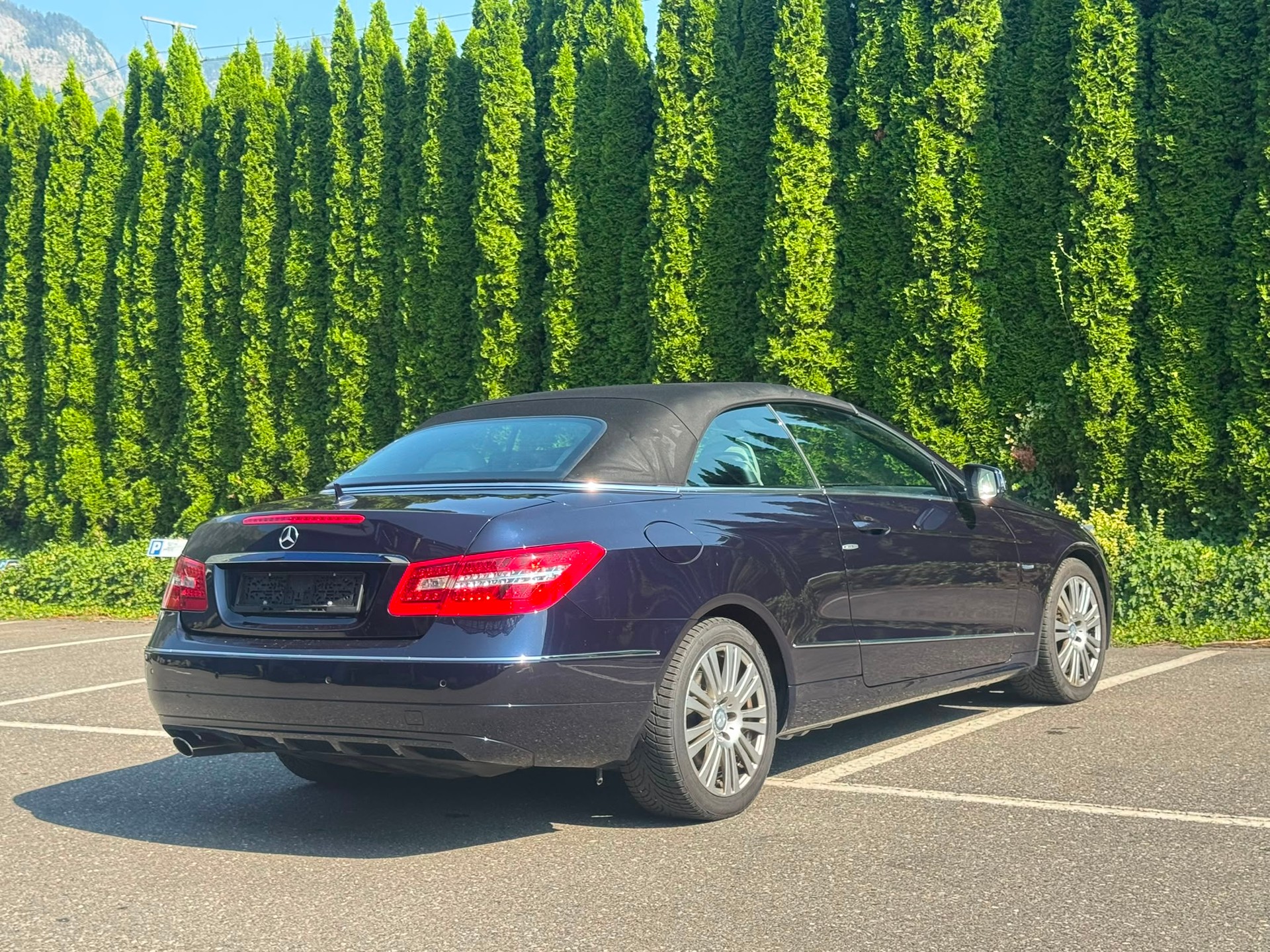 MERCEDES-BENZ E 200 CGI BlueEfficiency Automatic-image-11