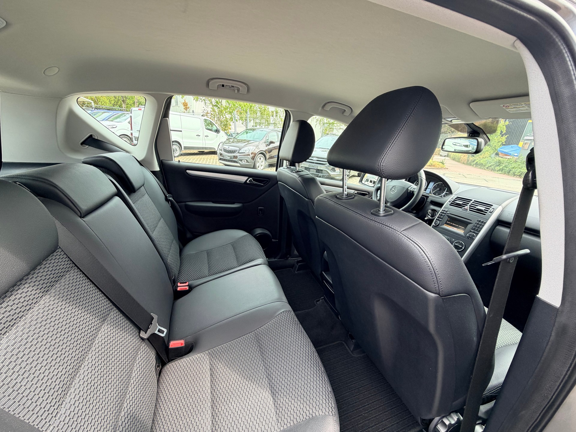 MERCEDES-BENZ A 180 Avantgarde Selection Autotronic-image-10