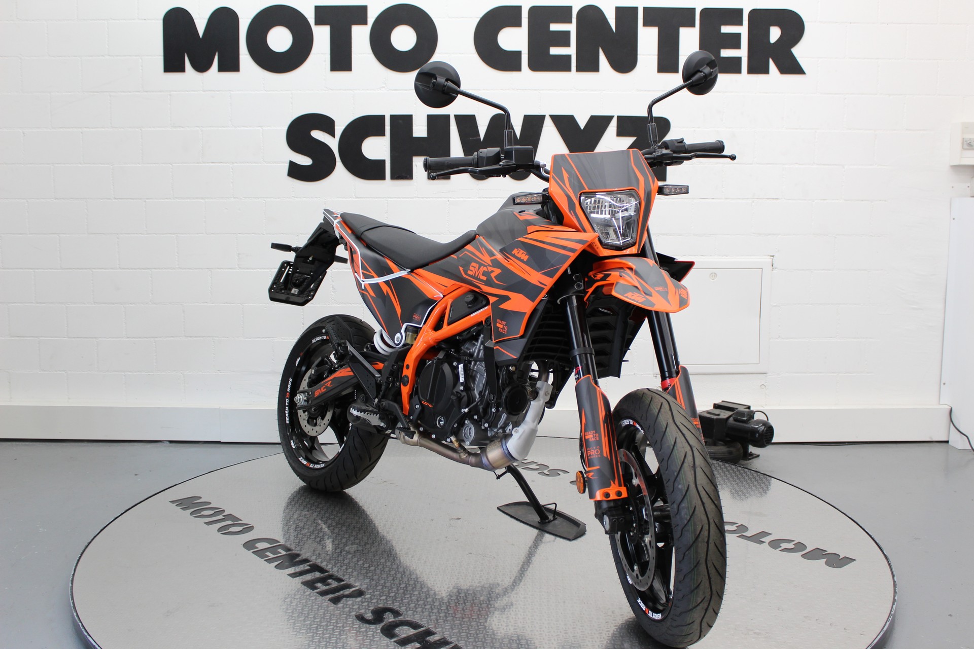 KTM 125 SMC R-showroom-element-2