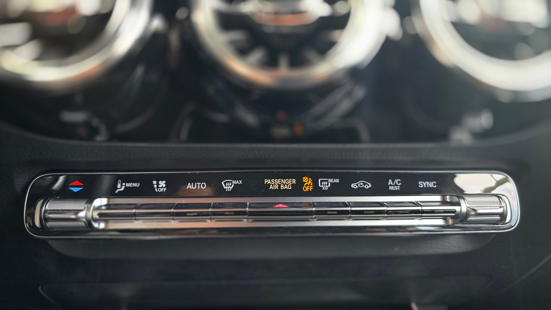 MERCEDES-BENZ GLA 200d 4Matic AMG Line 8G-DCT-image-21