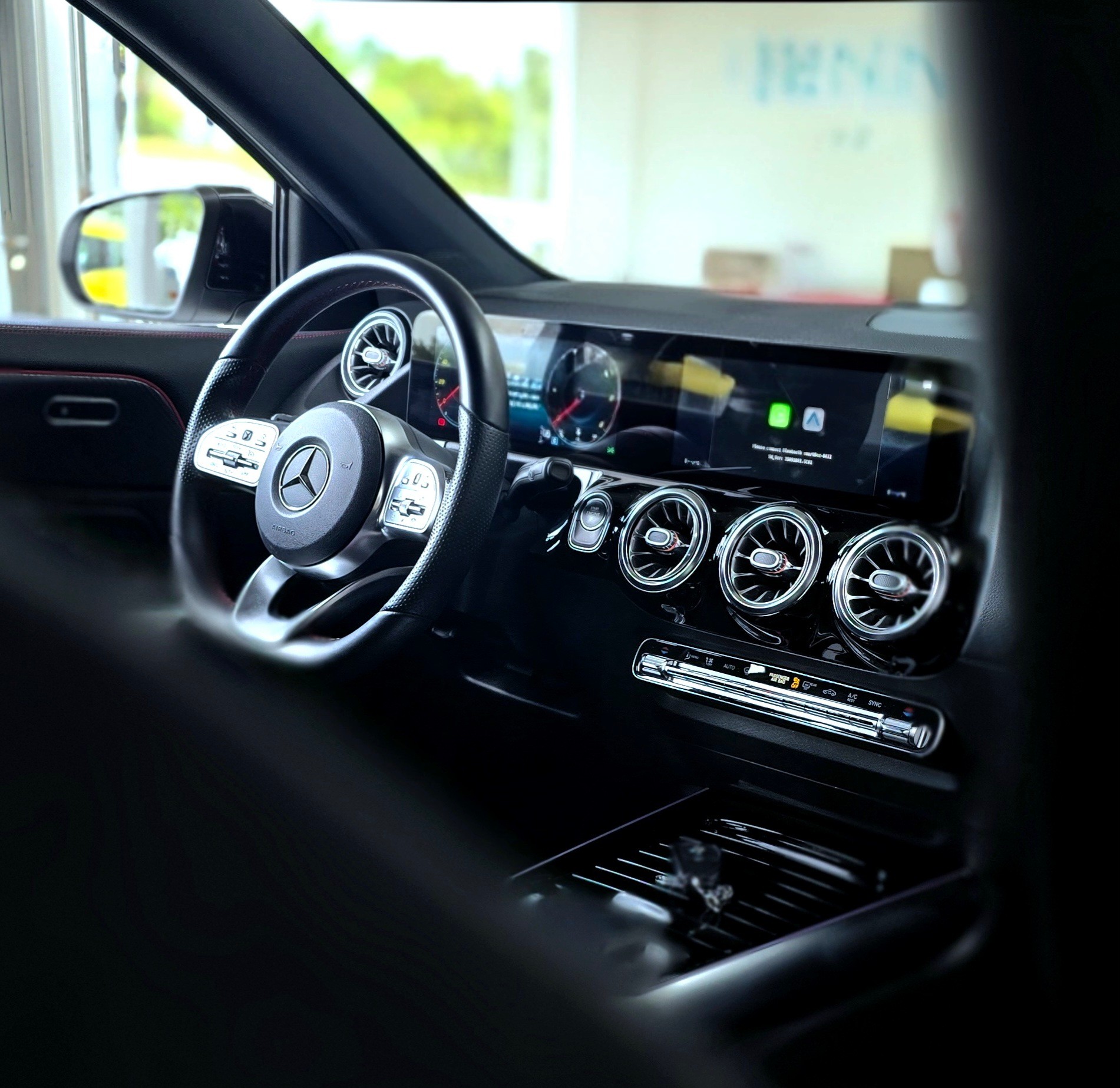 MERCEDES-BENZ GLA 200d 4Matic AMG Line 8G-DCT-image-16
