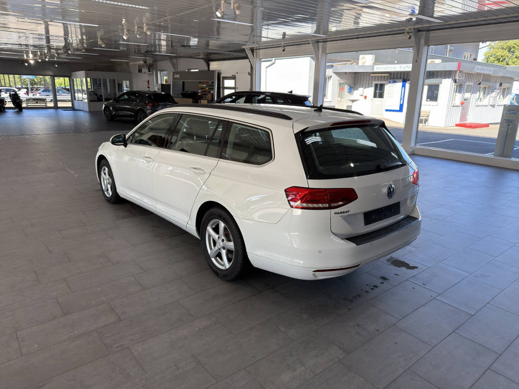 VW Passat Variant 2.0 TDI 150 Comfortline D-image-16