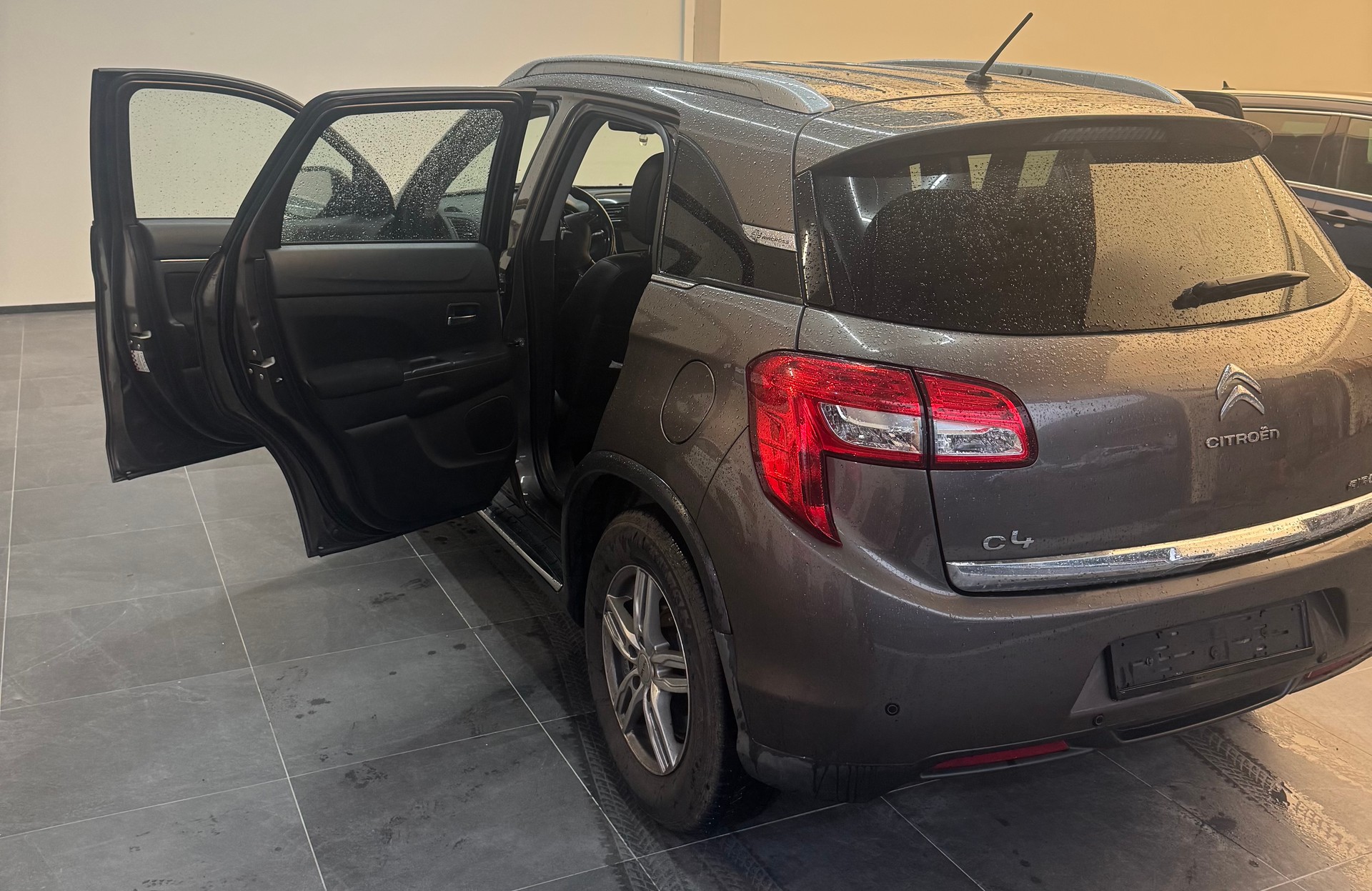 CITROEN C4 Aircross 1.6 HDi Collection 4WD-image-2