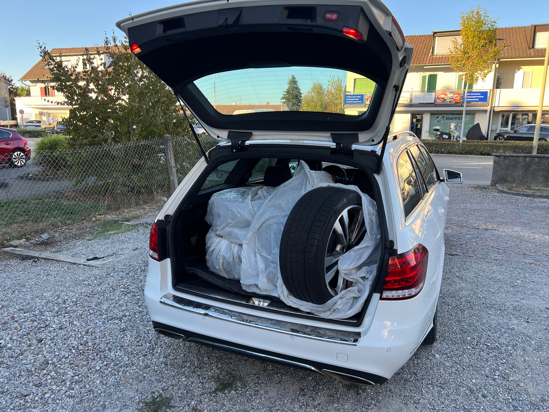 MERCEDES-BENZ E 220 BlueTEC Avantgarde 9G-Tronic-image-15