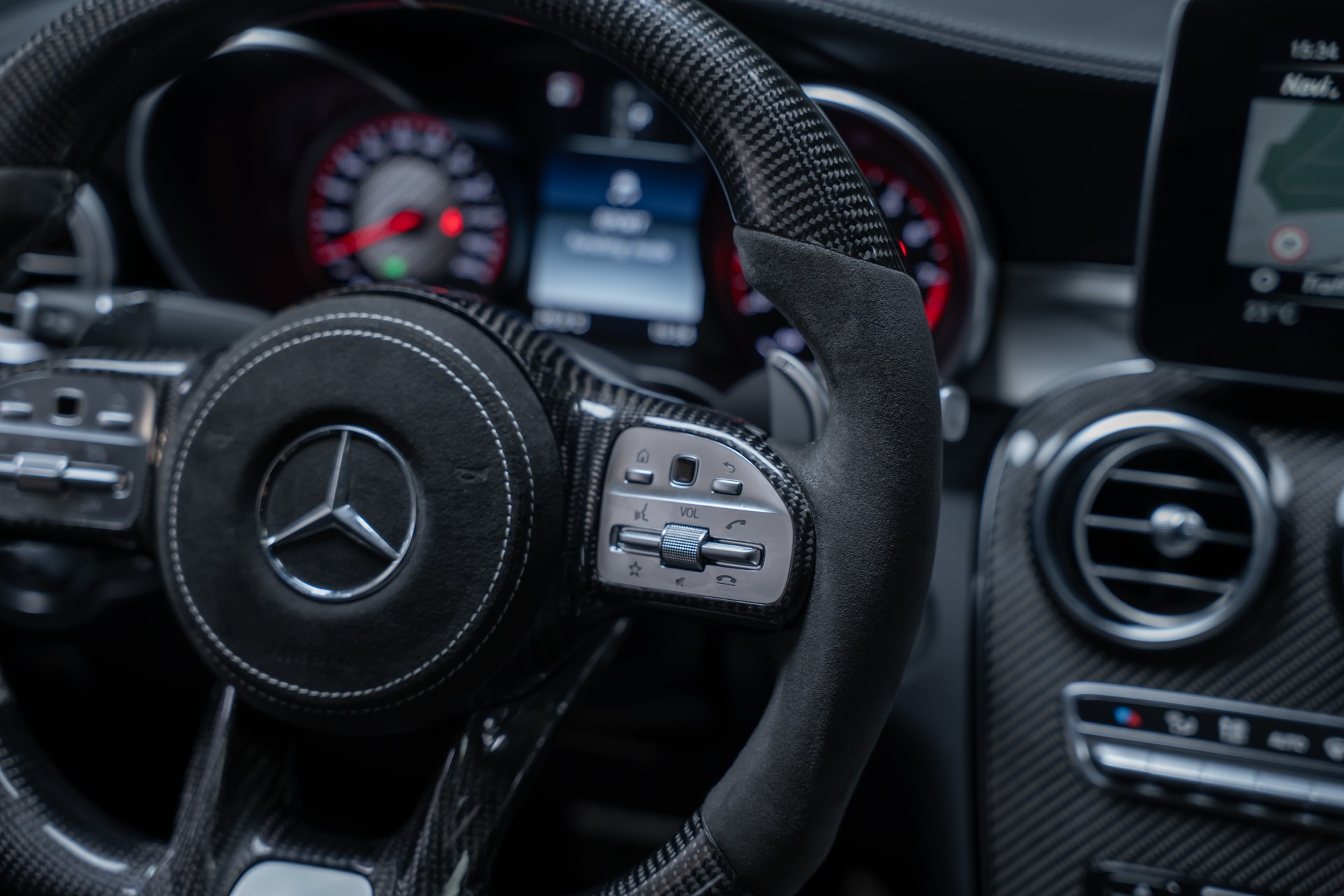 MERCEDES-BENZ GLC 63 S AMG 4m+ Coupé / CH-Fahrzeug / Glasdach / 360°Kamera-image-31