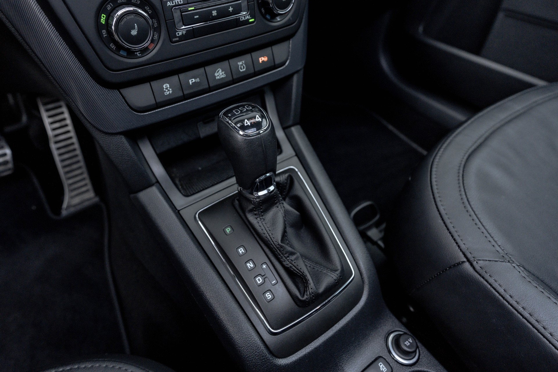 SKODA Yeti 1.8 TSI Elegance 4x4 DSG * TRAUMHAFTE AUSSTATTUNG * FRISCH AB MFK * TOP GEPFLEGTES FAHRZEUG *-image-24