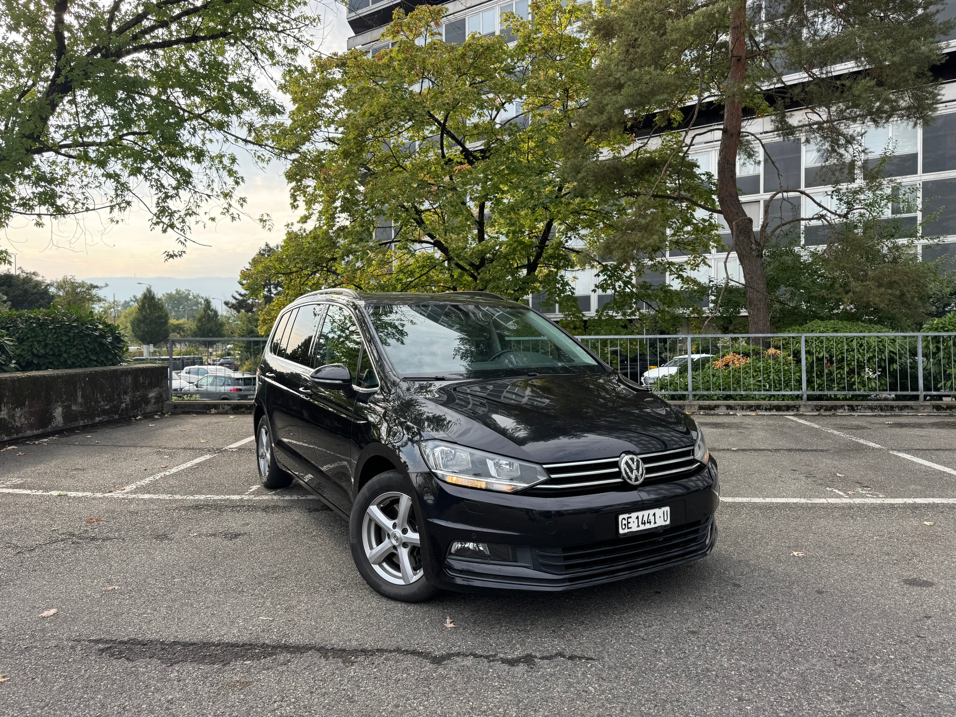 VW Touran 2.0 TDI BlueMotion Technology Highline DSG-image-1