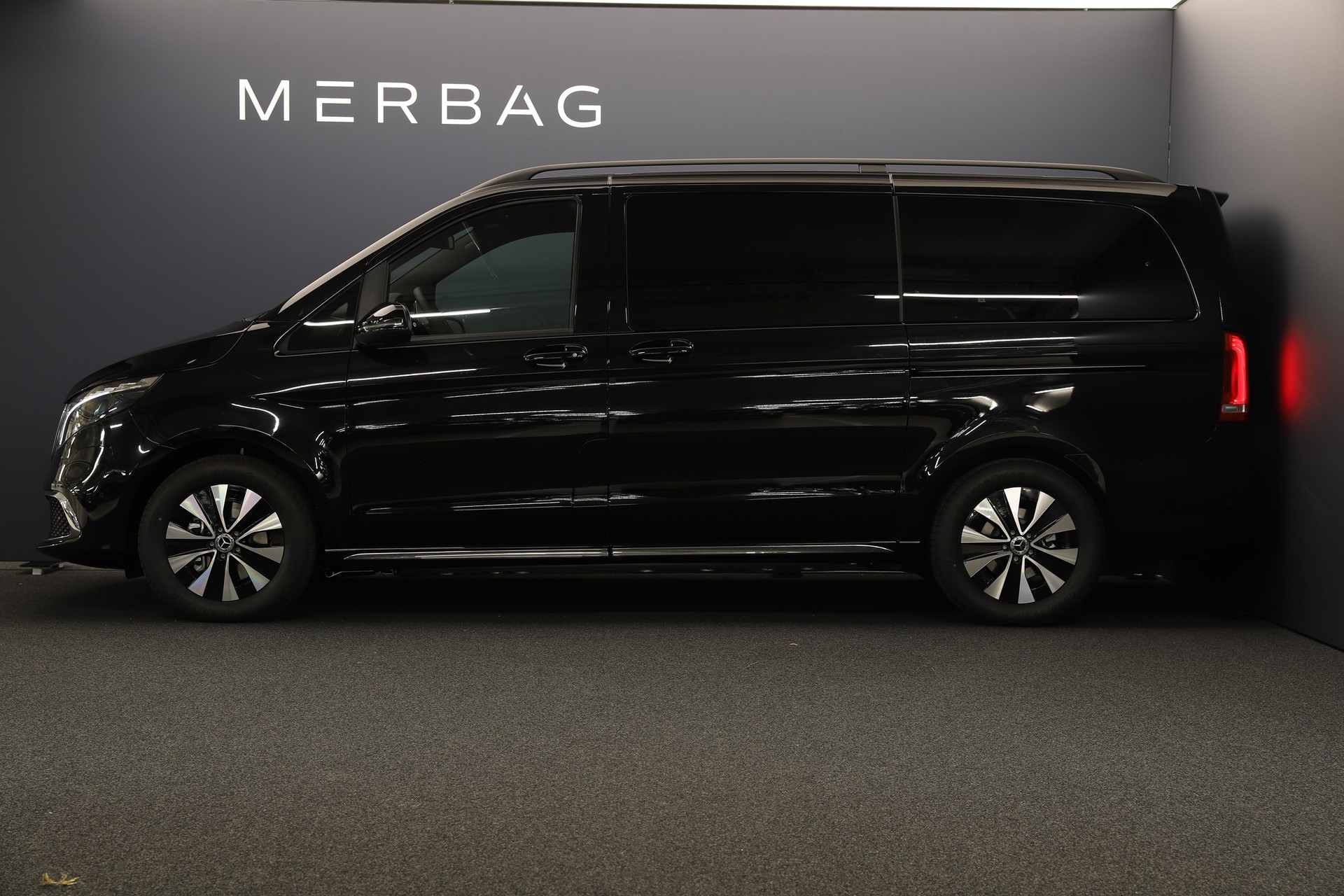 MERCEDES-BENZ EQV 300 lang-image-2