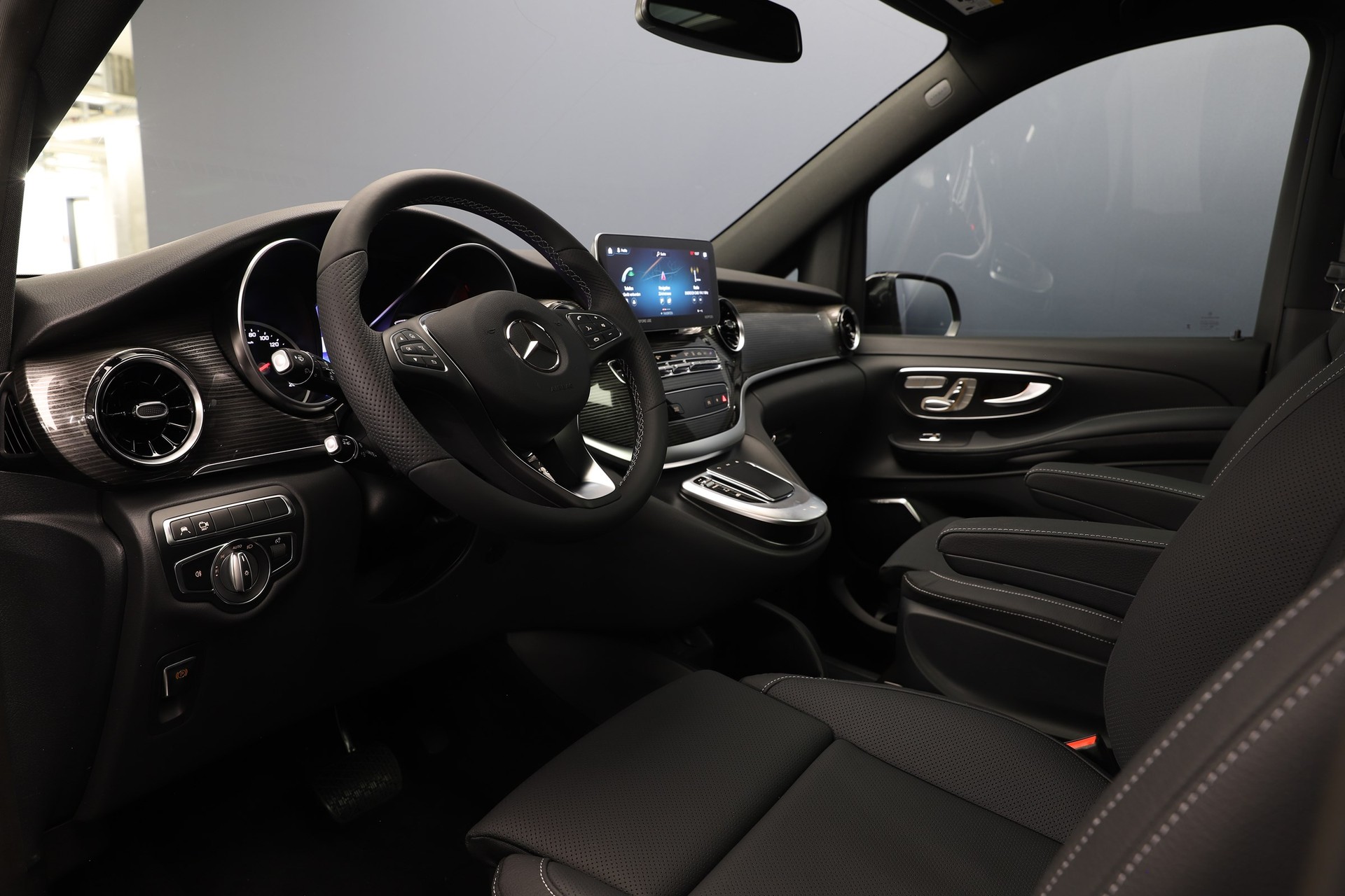 MERCEDES-BENZ EQV 300 lang-image-6