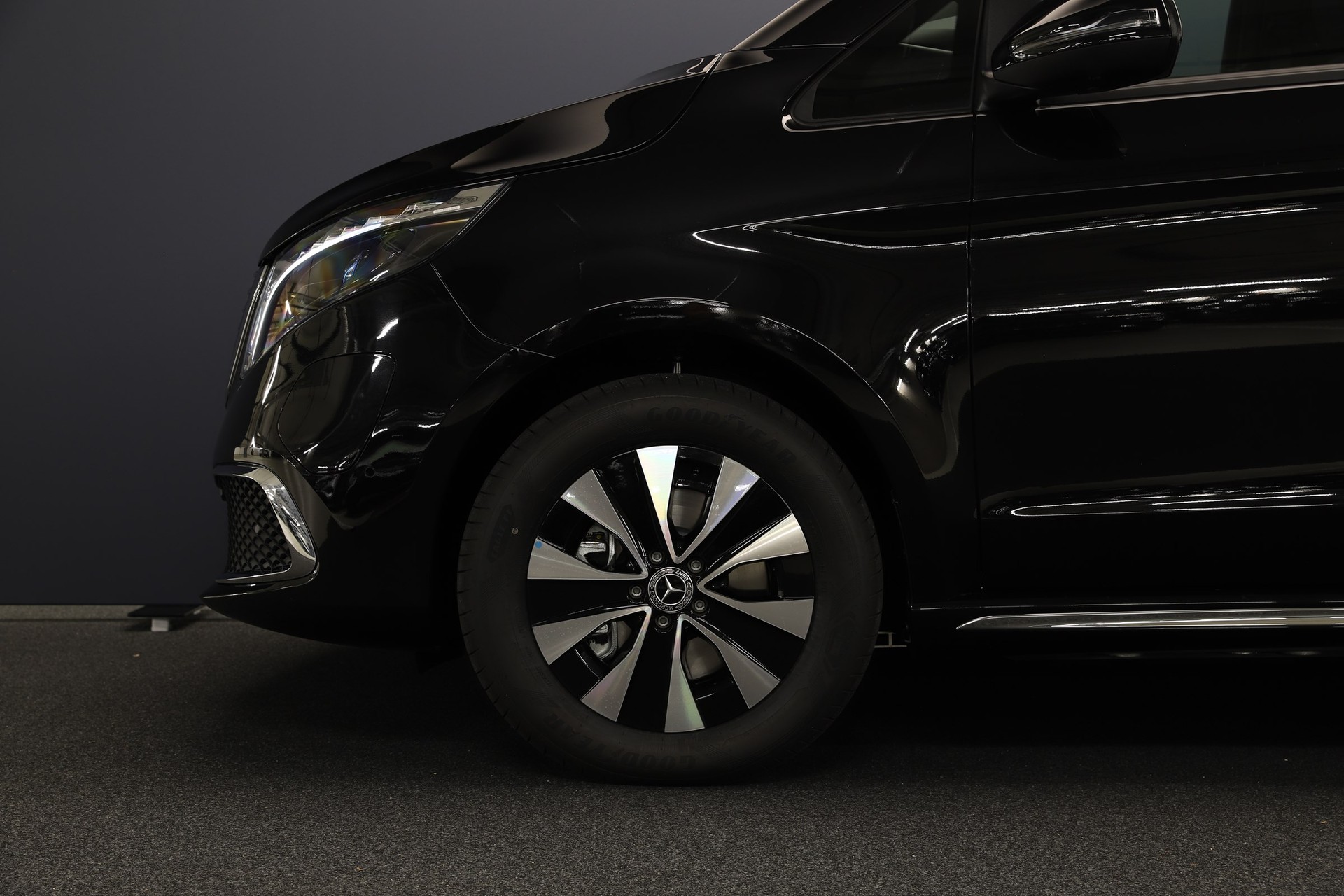 MERCEDES-BENZ EQV 300 lang-image-5