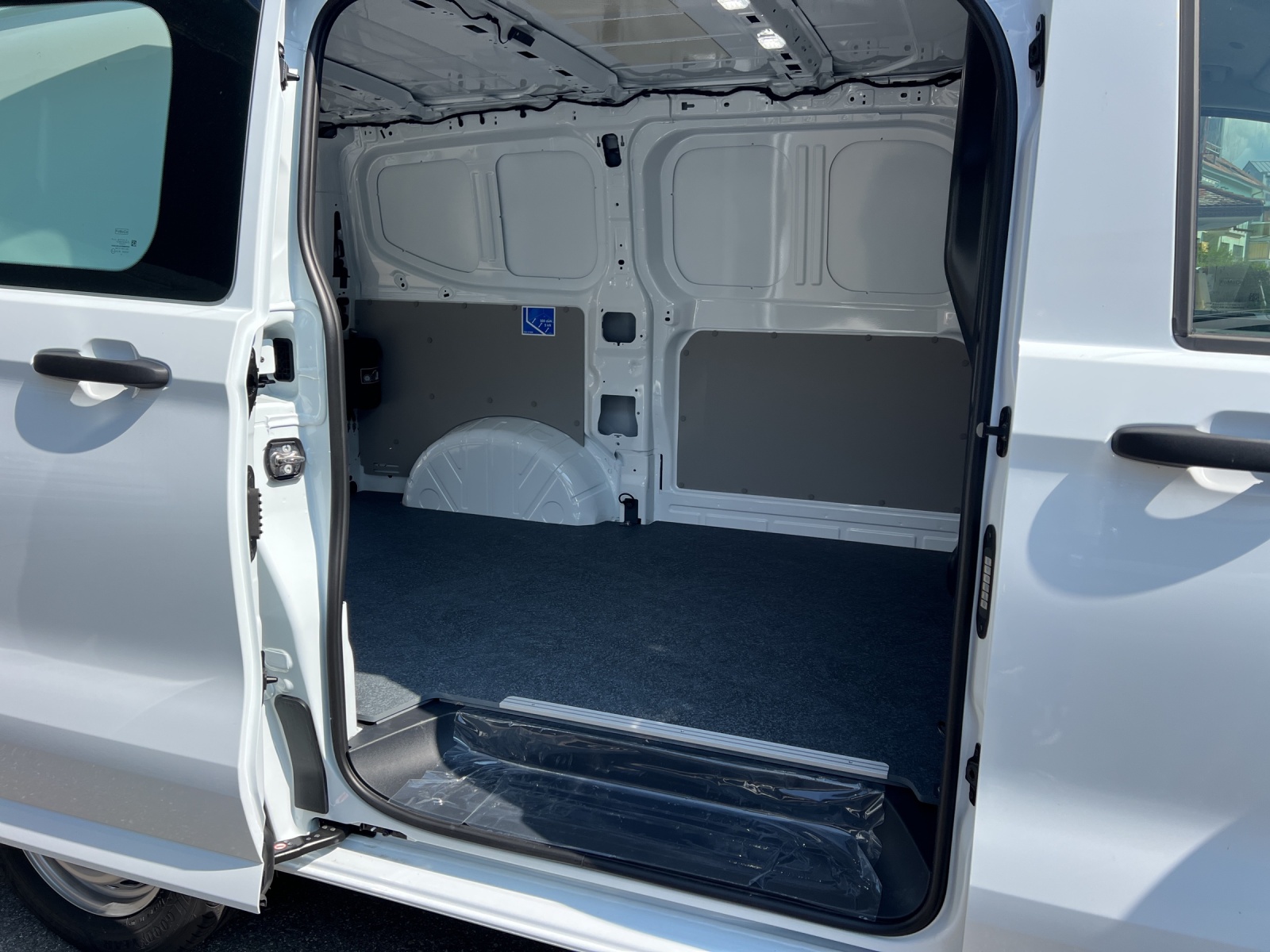 VW Transporter 2.0 TDI-image-8