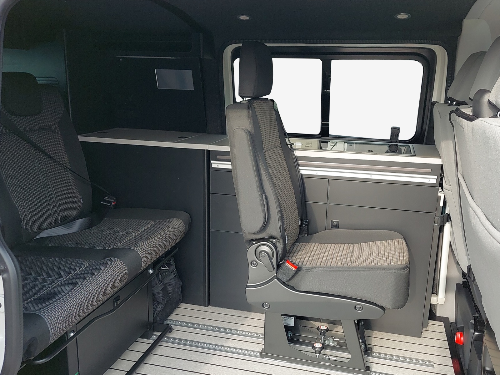 VW T6.1 2.0 TDI DSG-image-11