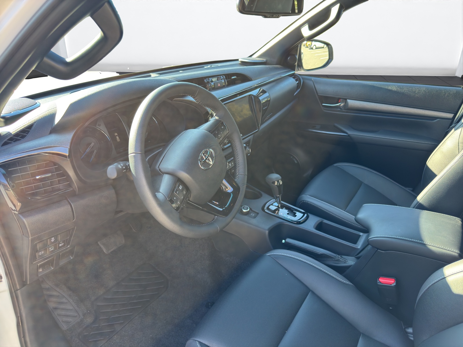 TOYOTA Hilux Double Cab.-Pick-up 2.8 Invincible AWD-image-12