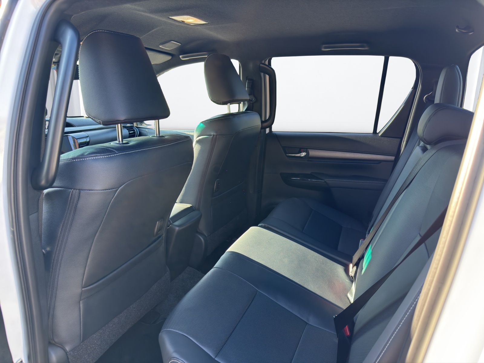 TOYOTA Hilux Double Cab.-Pick-up 2.8 Invincible AWD-image-14