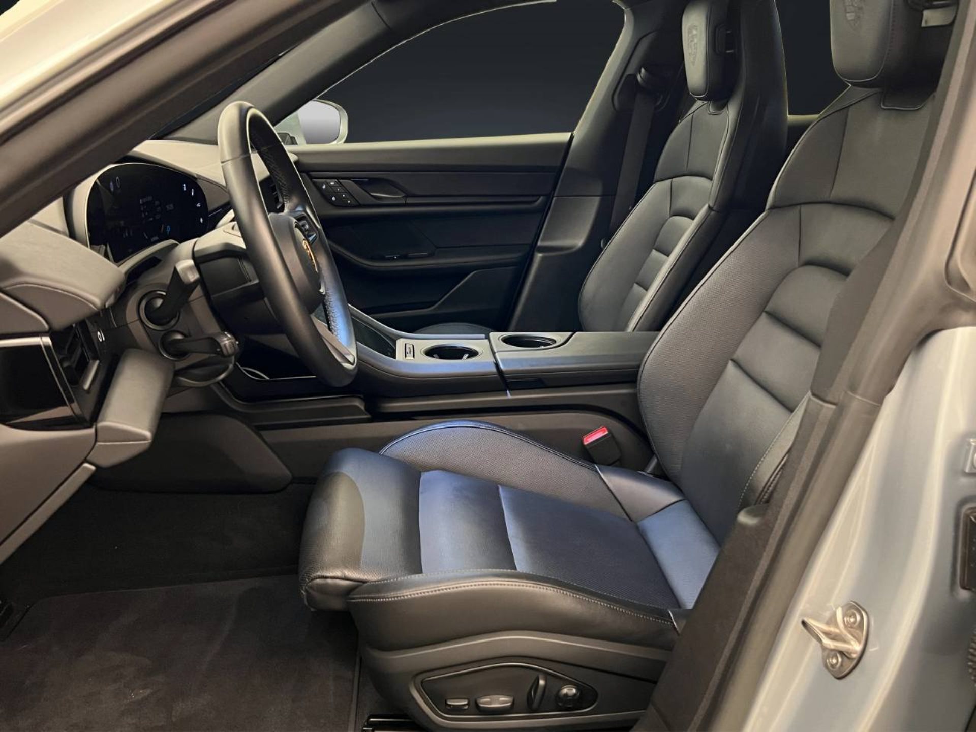 PORSCHE Taycan 4 Cross Turismo-image-4