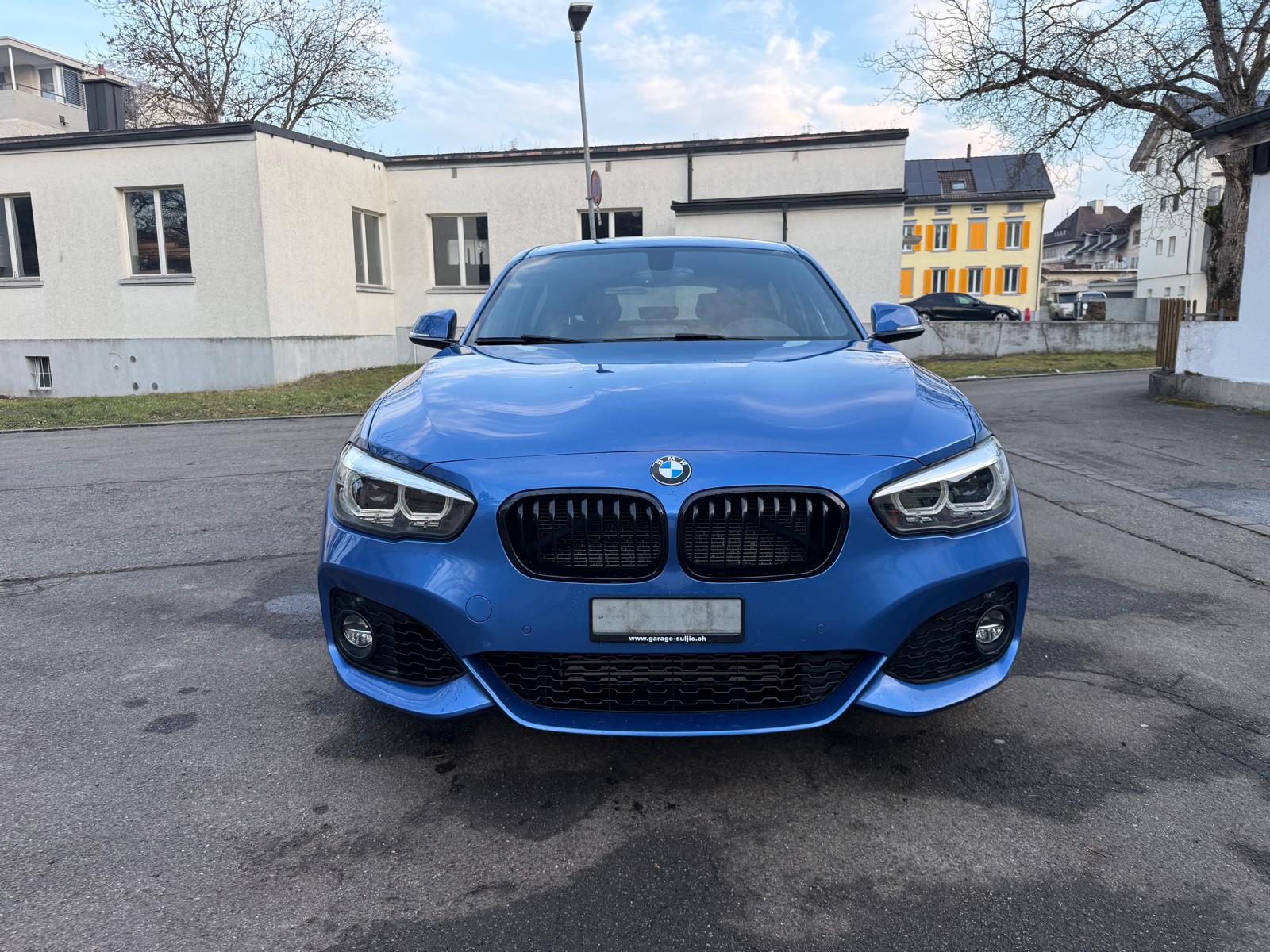 BMW 118i-showroom-element-1