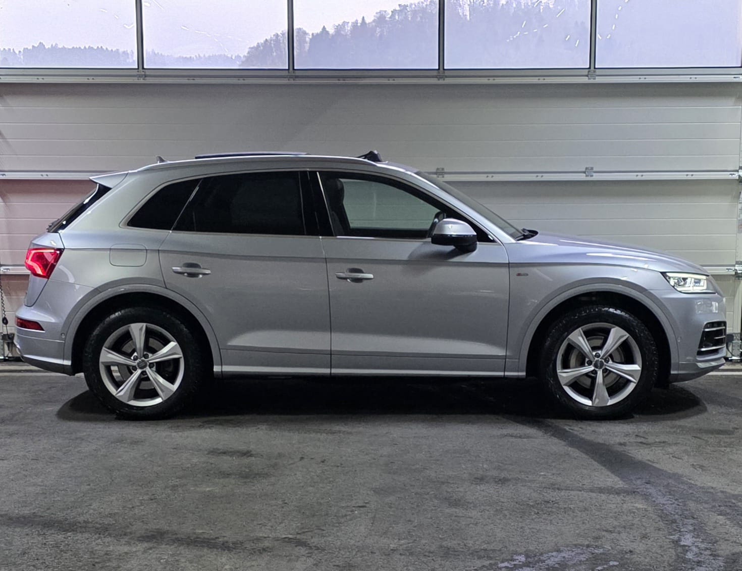 AUDI Q5 2.0 TFSI S-Line design quattro S-tronic-image-5