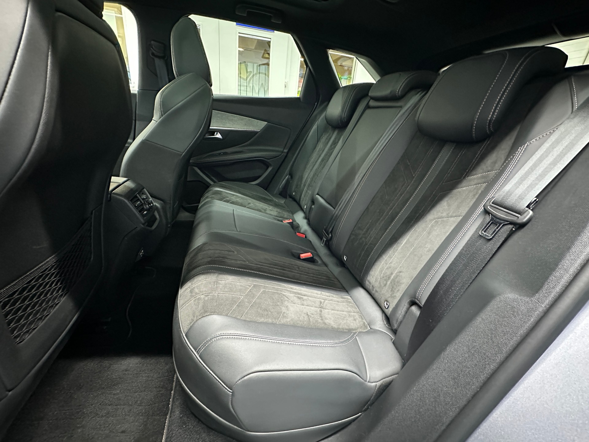 PEUGEOT 3008 225e Hybrid2 GT EAT8-image-8