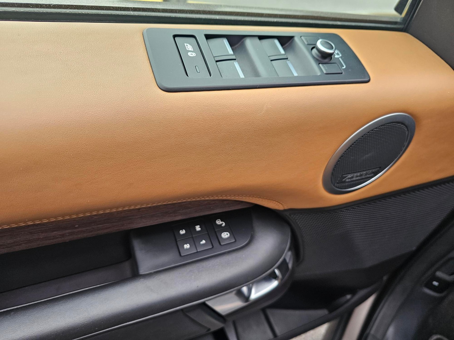 LAND ROVER Discovery 3.0 TD6 HSE Automatic-image-9