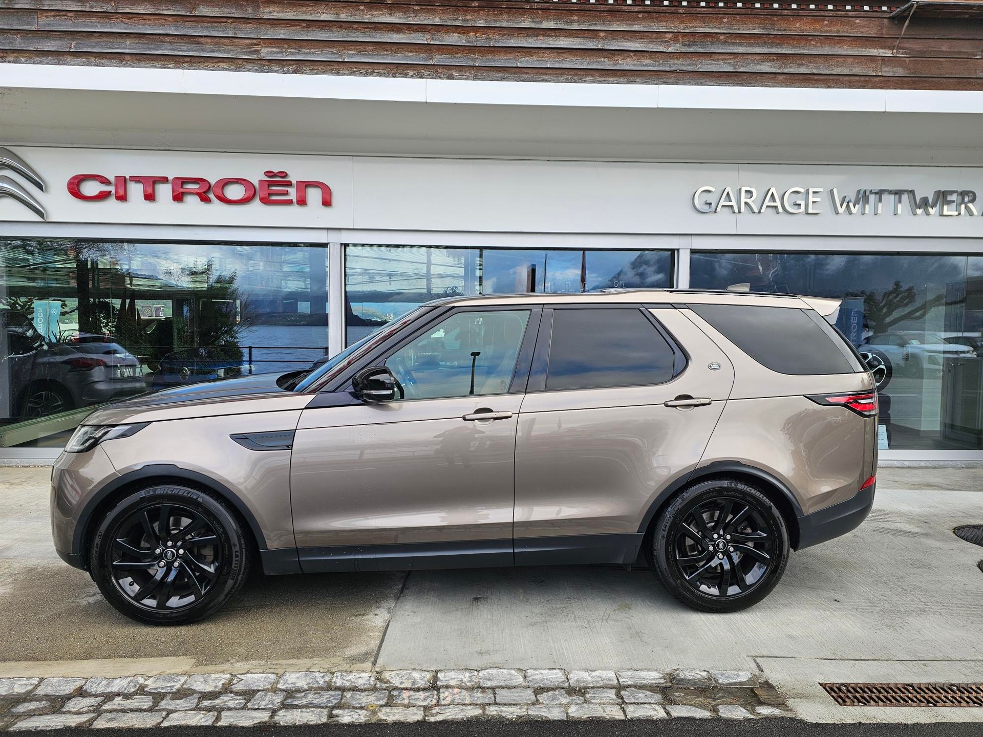 LAND ROVER Discovery 3.0 TD6 HSE Automatic-image-1