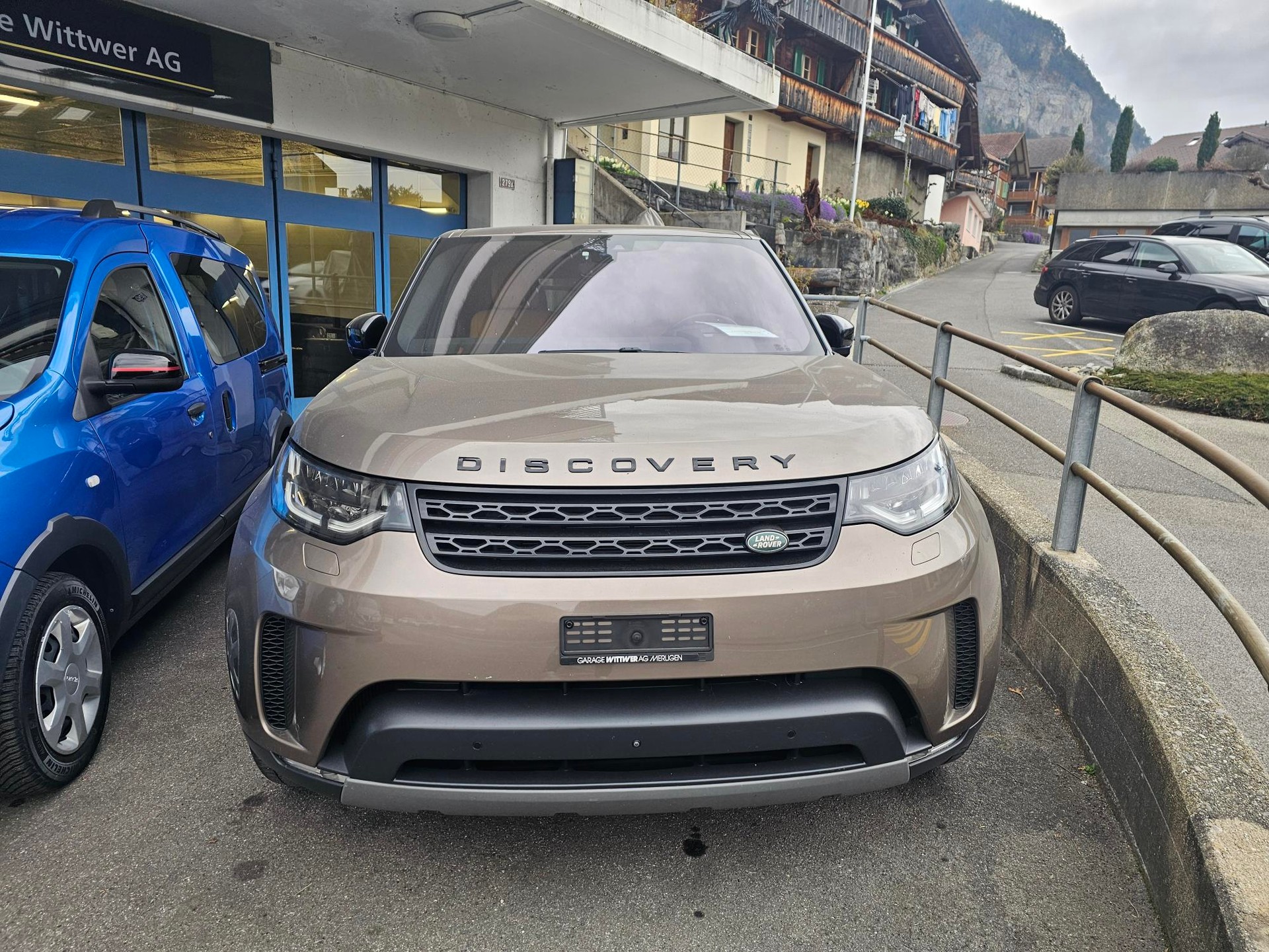 LAND ROVER Discovery 3.0 TD6 HSE Automatic-image-2