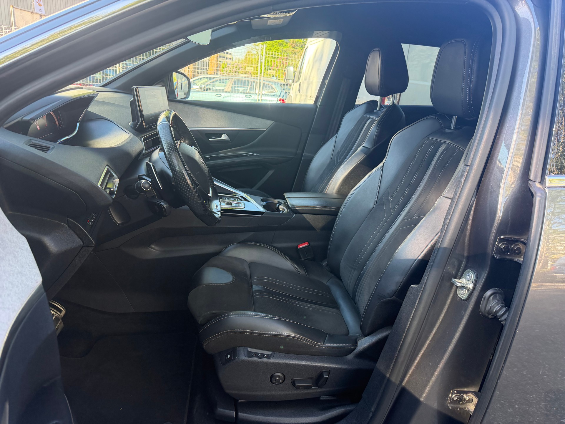 PEUGEOT 3008 1.5 BlueHDi GT EAT8 * Leder * Gr. Navi * LED * Klima-auto * PDC v&h-RF-Kamera 360 * Tempomat * Ab MFK-image-2
