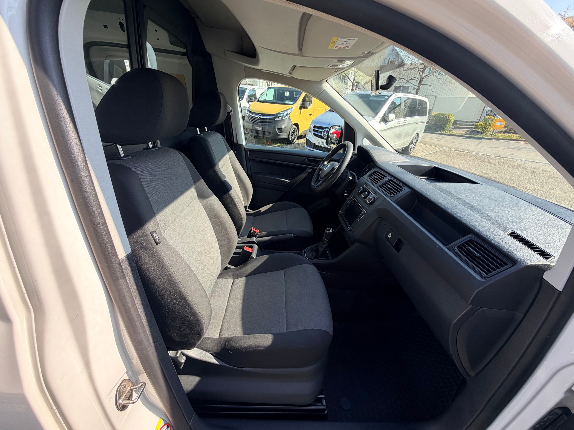 VW Caddy Maxi 2.0TDI 4Motion BlueMotion Technology-image-9