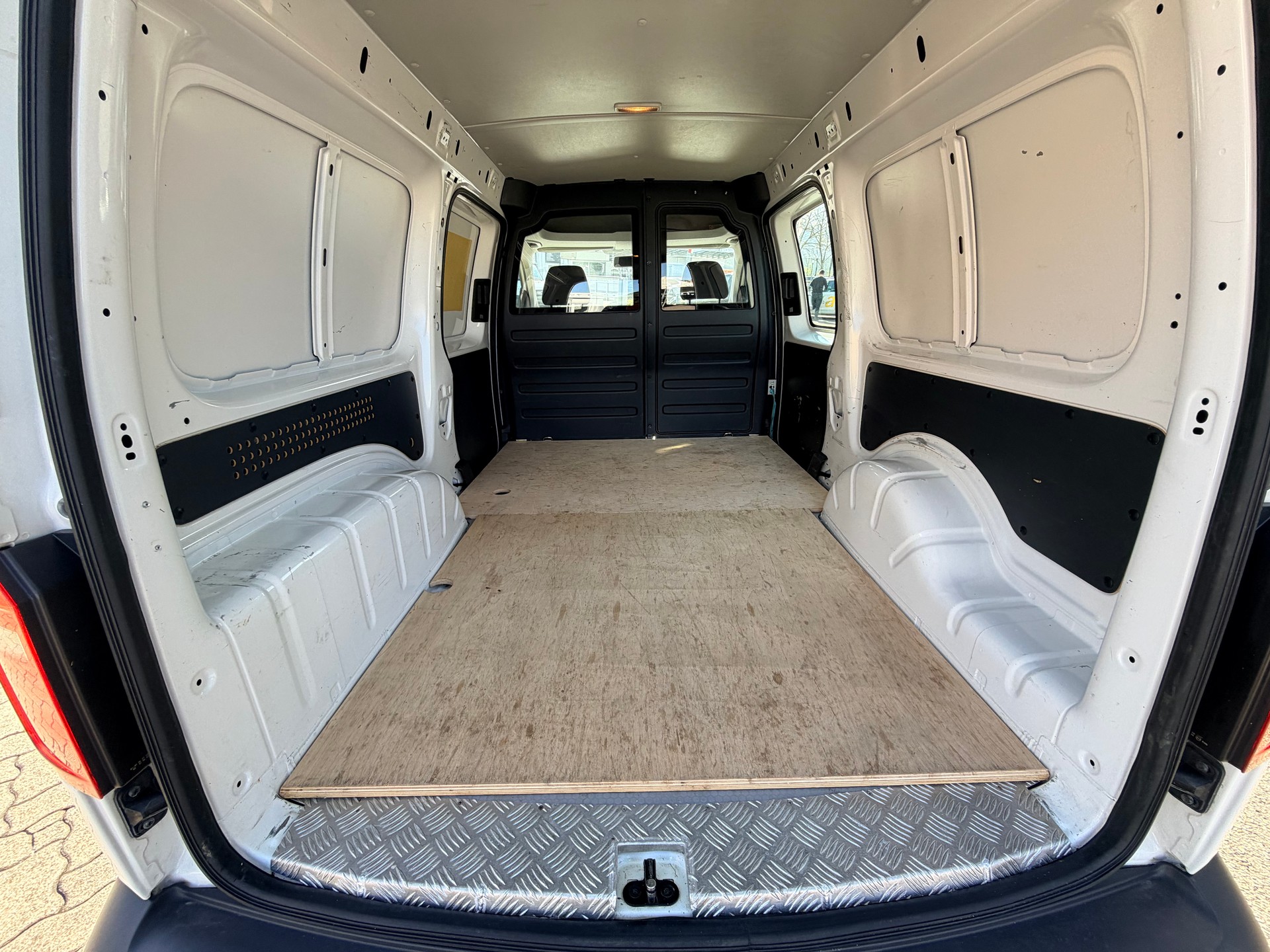 VW Caddy Maxi 2.0TDI 4Motion BlueMotion Technology-image-13