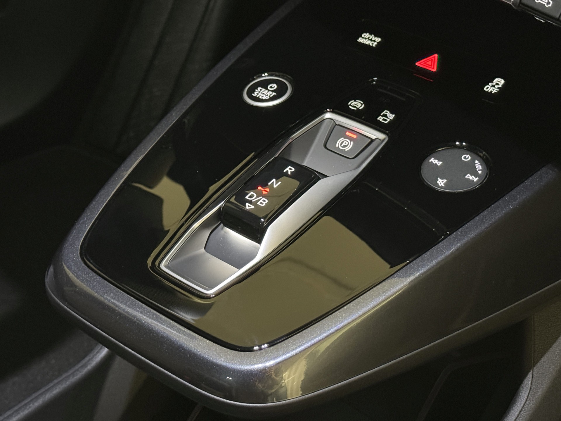 AUDI Q4 e-tron 45 Edition Swiss Ski quattro-image-9