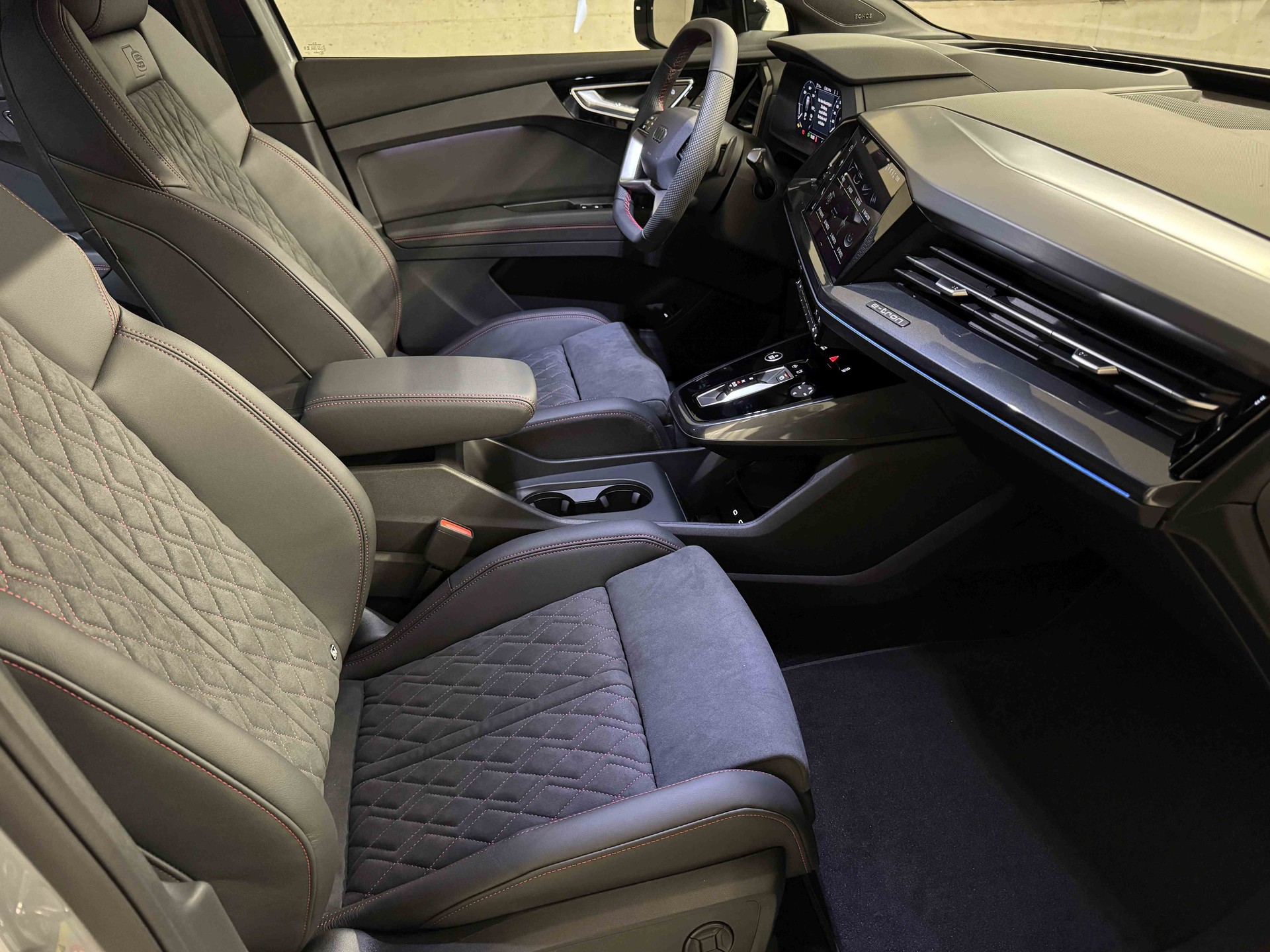 AUDI Q4 e-tron 45 Edition Swiss Ski quattro-image-11