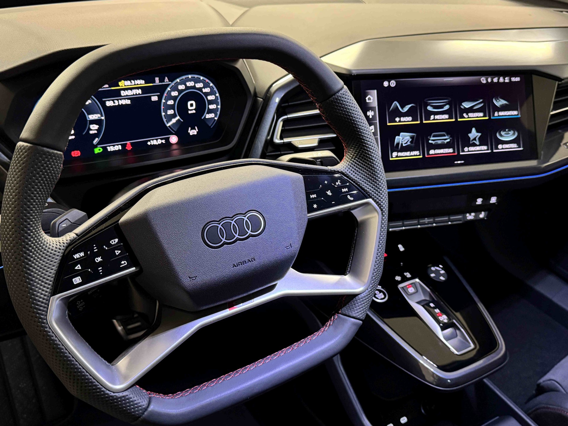 AUDI Q4 e-tron 45 Edition Swiss Ski quattro-image-8