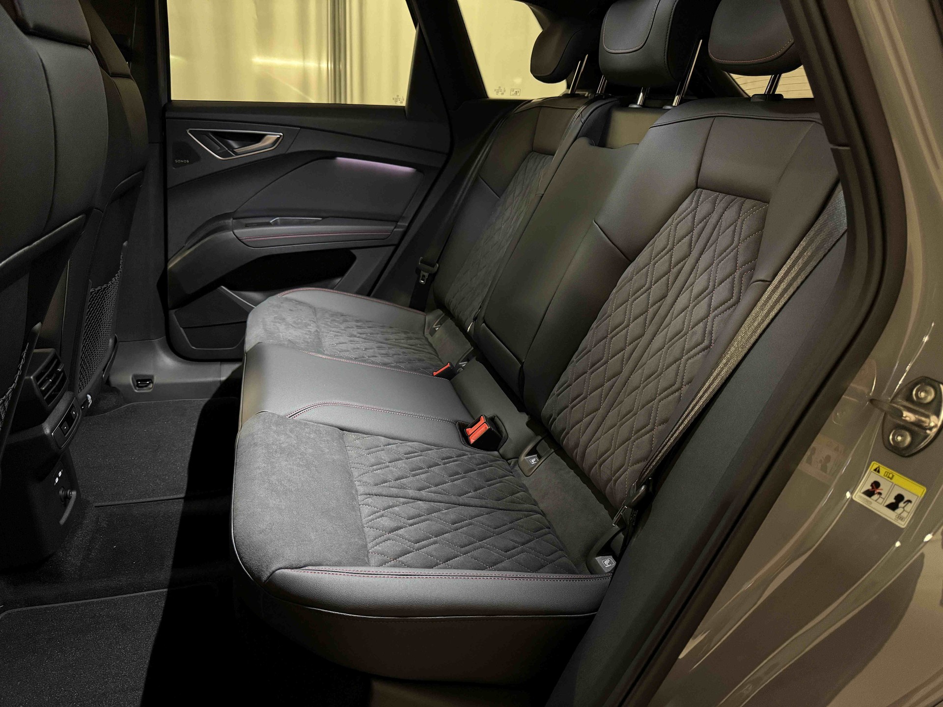 AUDI Q4 e-tron 45 Edition Swiss Ski quattro-image-12