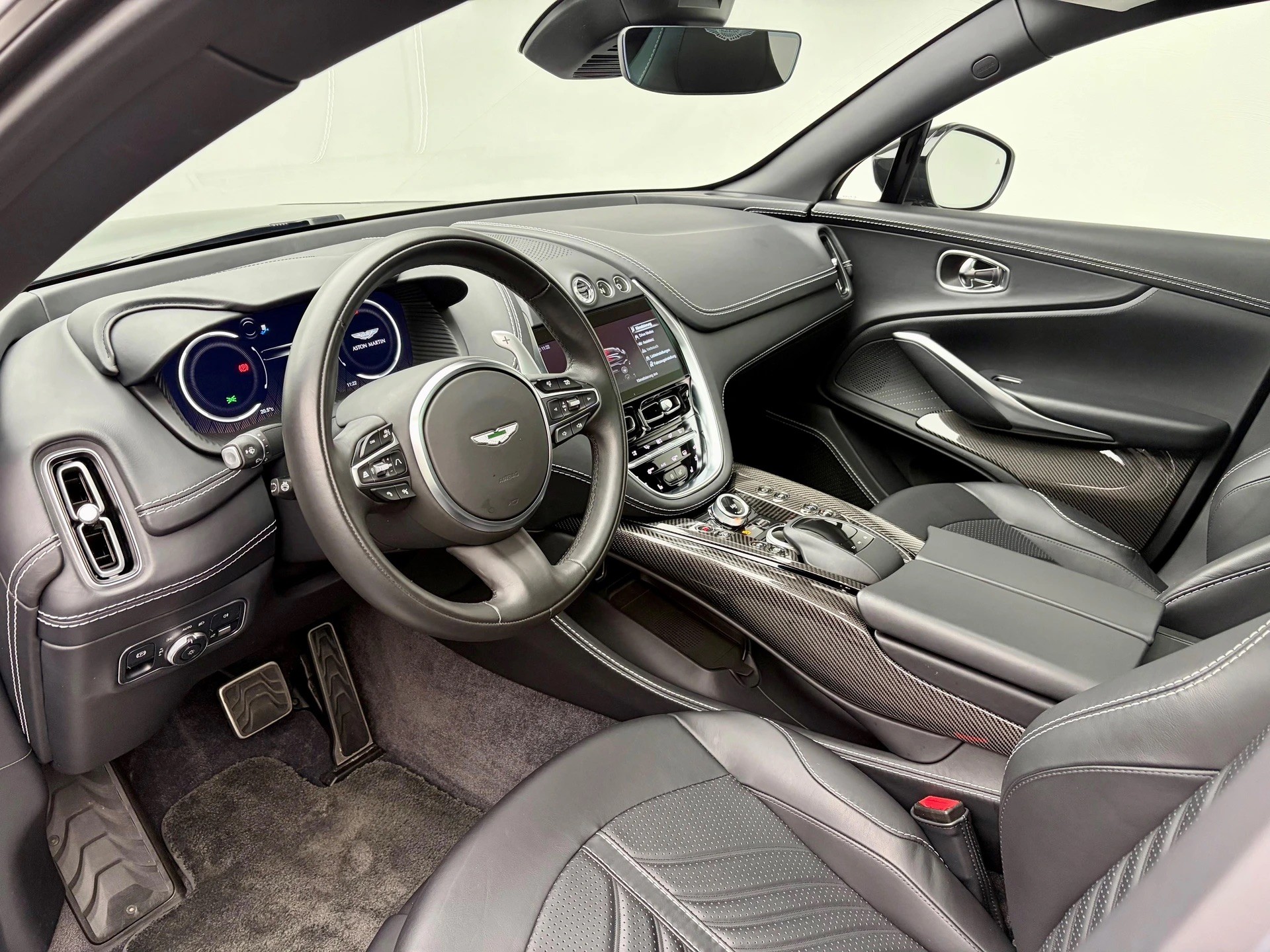 ASTON MARTIN DBX 4.0 V8-image-3