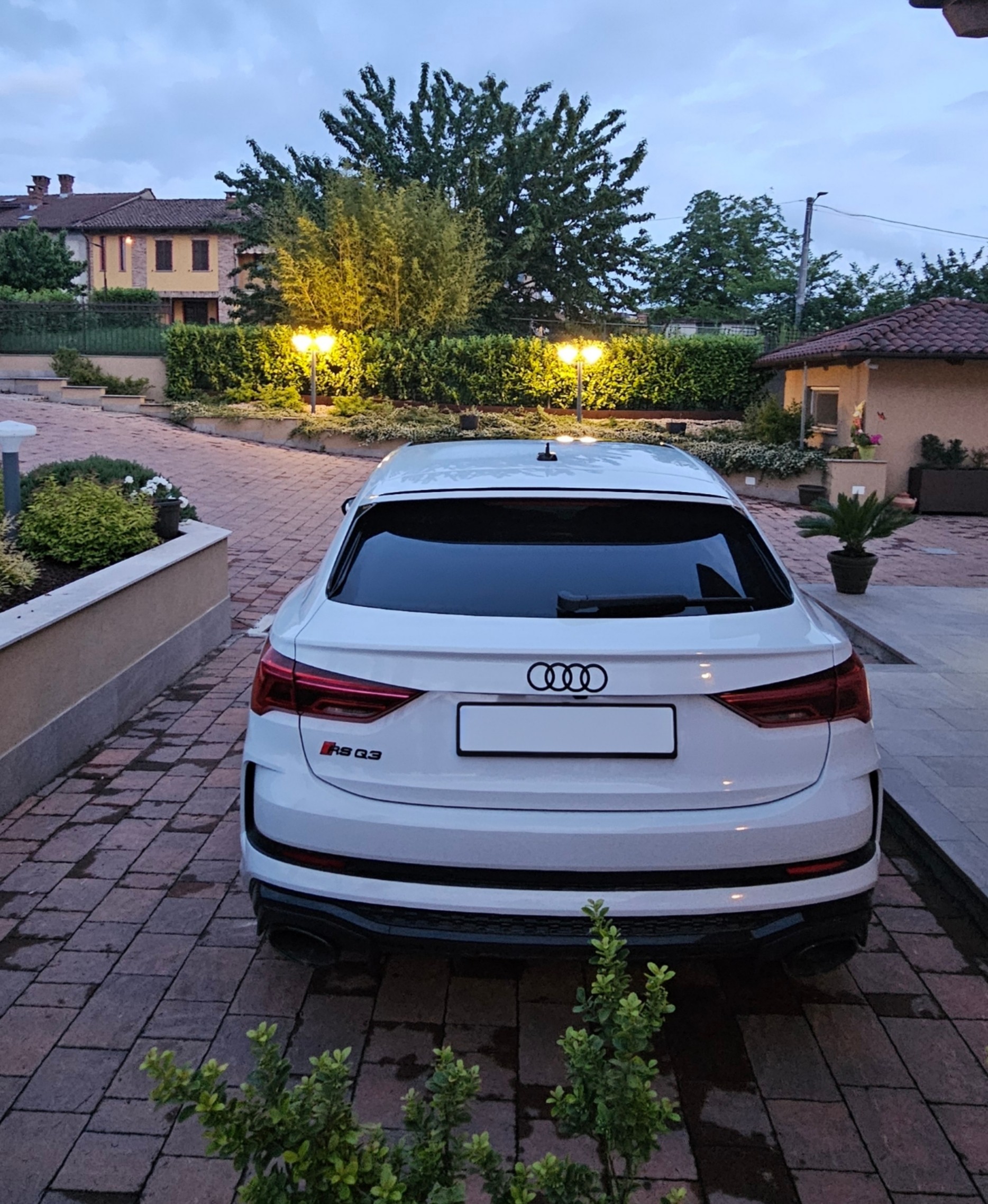 AUDI Audi RS Q3 2.5 TFSI quattro S-Tronic-image-4