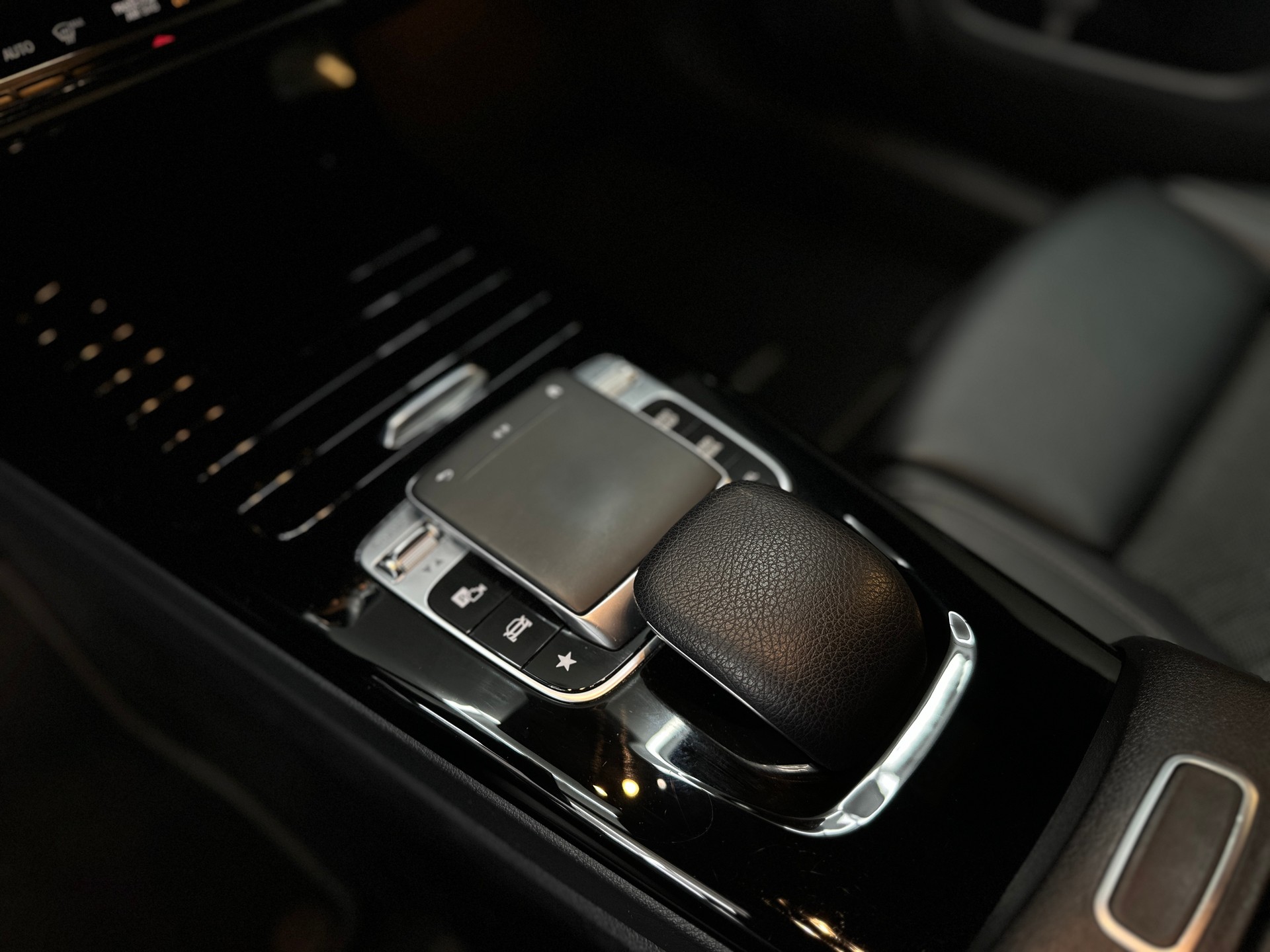 MERCEDES-BENZ A 220 Progressive 7G-DCT 4Matic-image-10