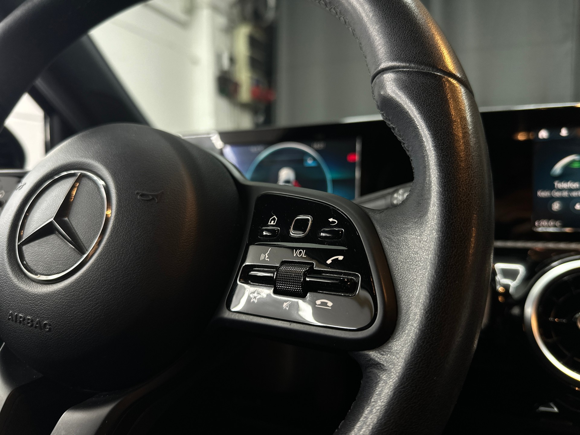 MERCEDES-BENZ A 220 Progressive 7G-DCT 4Matic-image-13