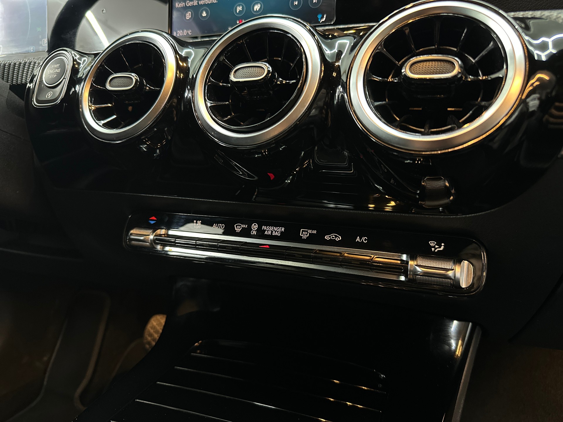 MERCEDES-BENZ A 220 Progressive 7G-DCT 4Matic-image-11