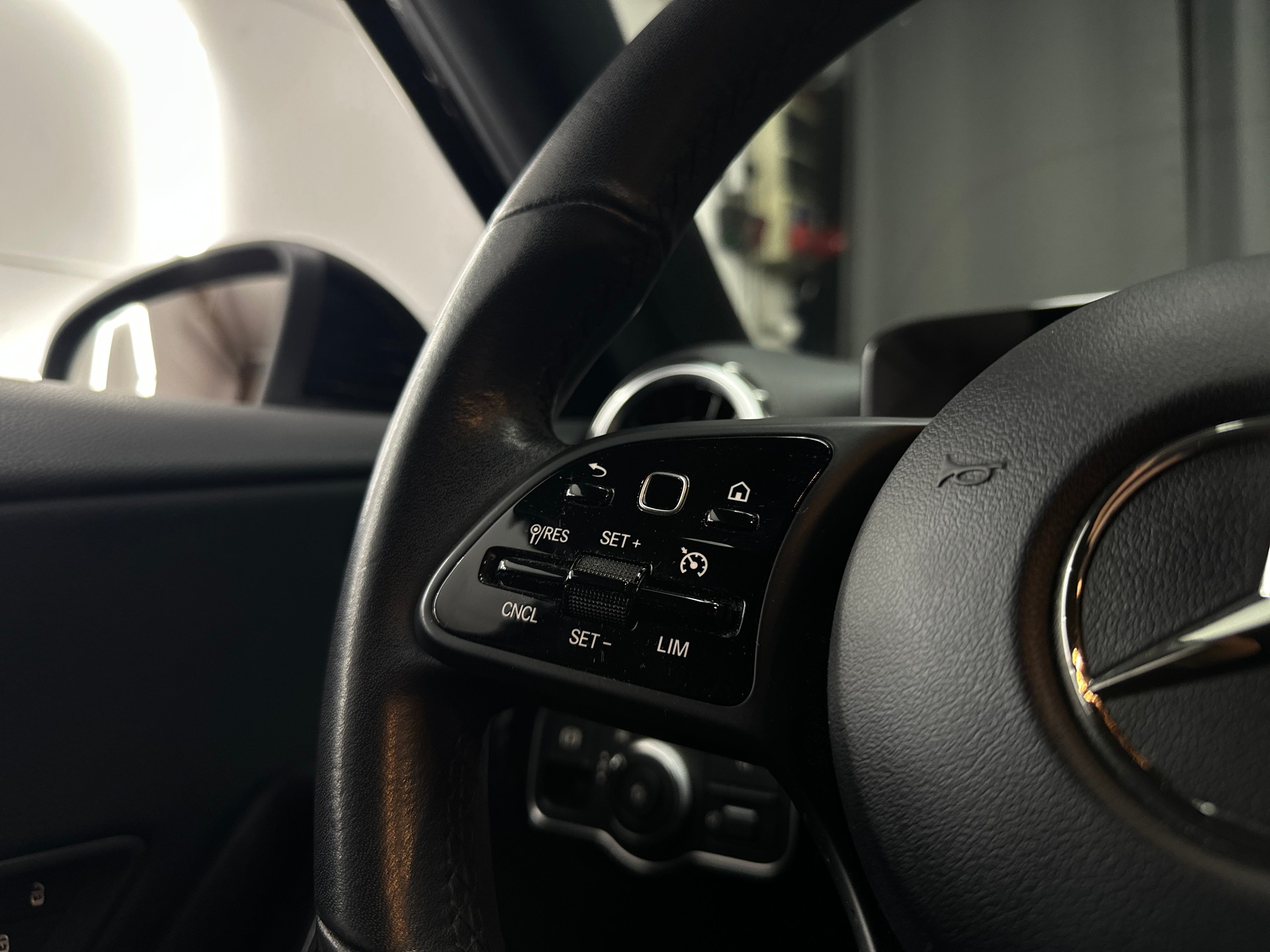 MERCEDES-BENZ A 220 Progressive 7G-DCT 4Matic-image-12