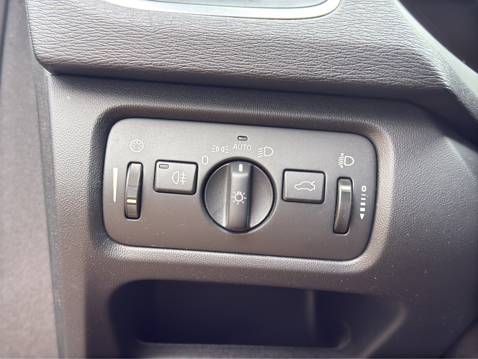 VOLVO V40 D3 Momentum Geartronic-image-10