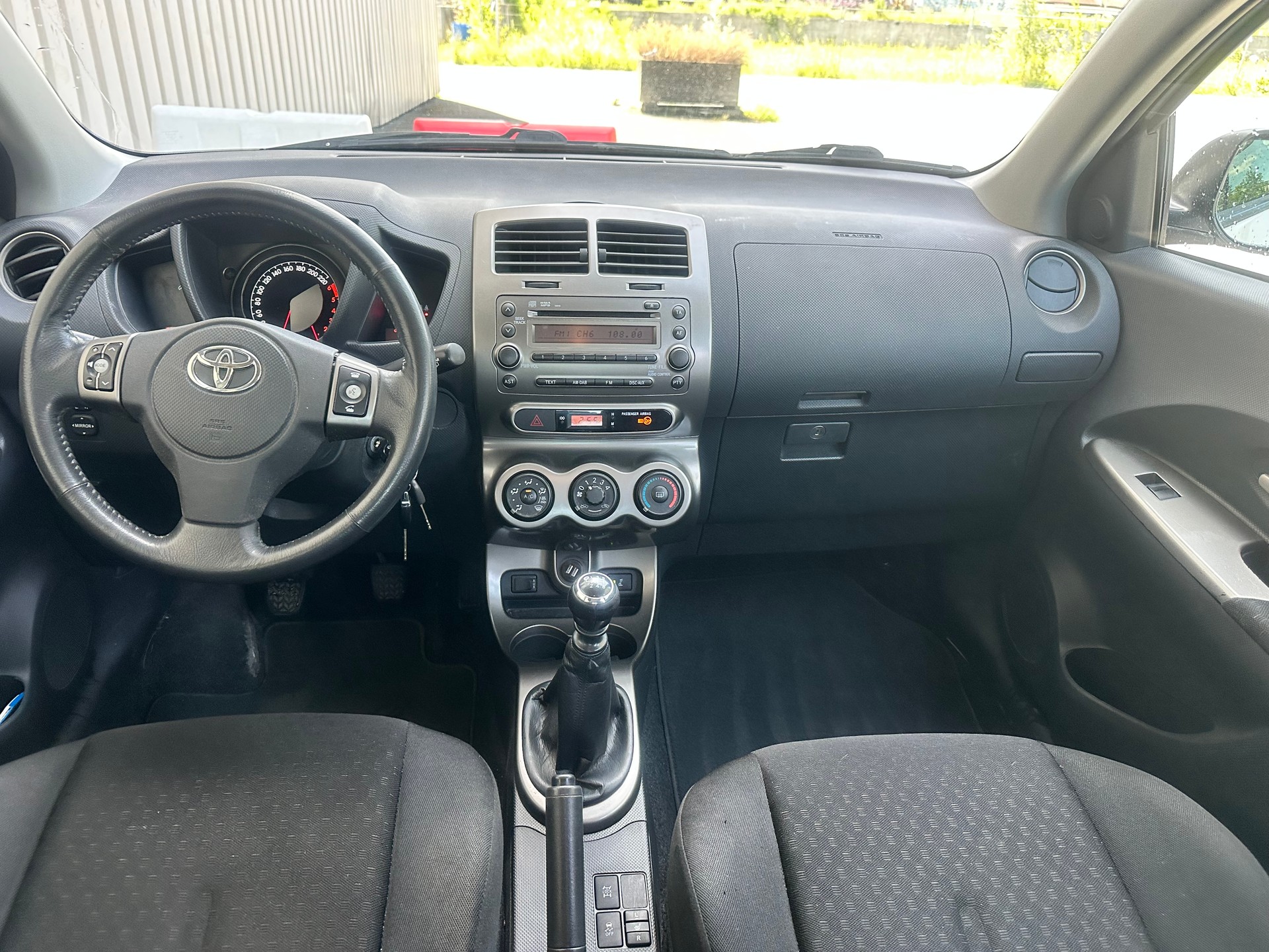TOYOTA UrbanCruiser 1.4 D-4D Linea Sol 4WD-image-12