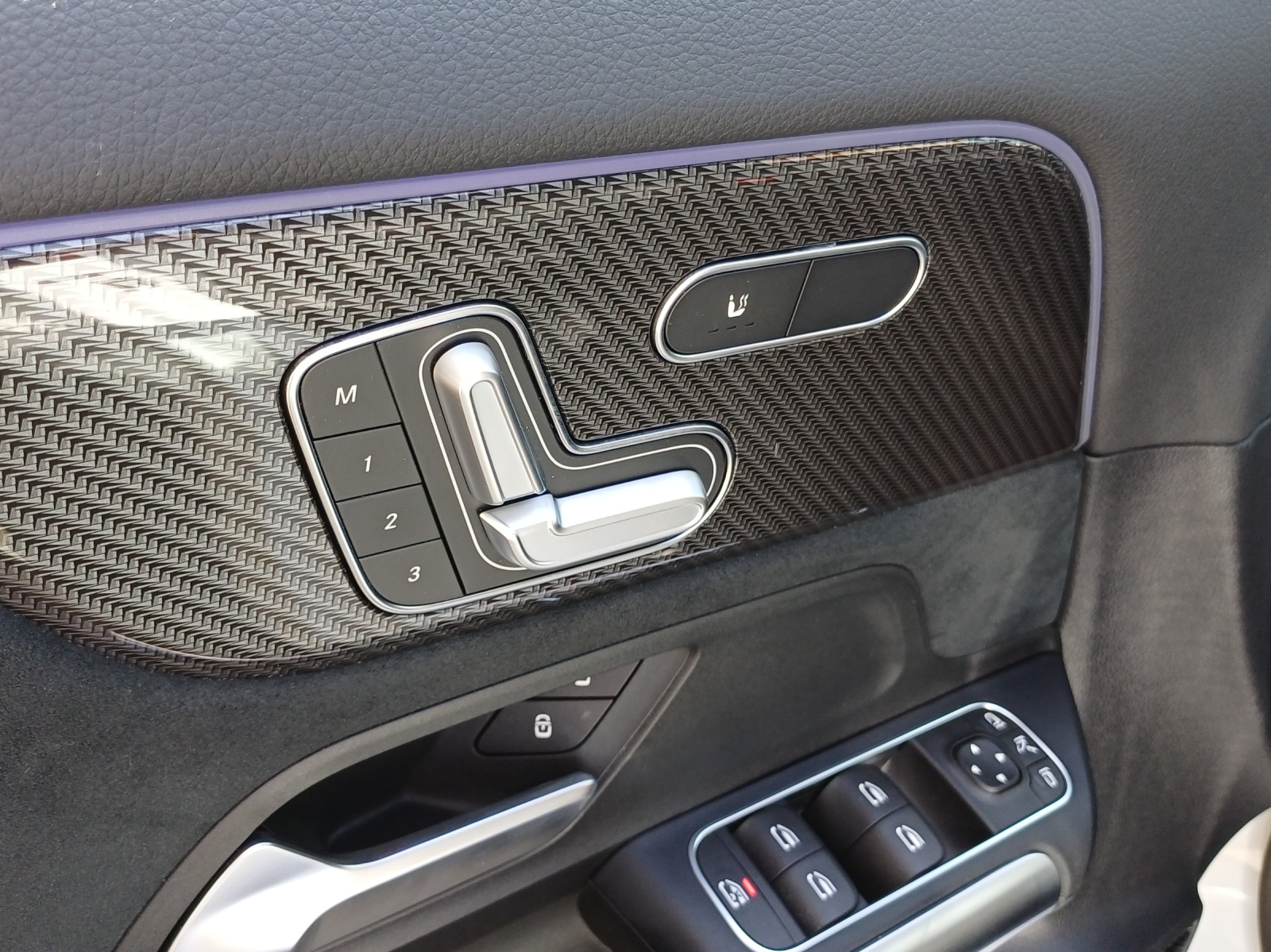 MERCEDES-BENZ GLA 250 4Matic AMG Line 8G-DCT-image-14
