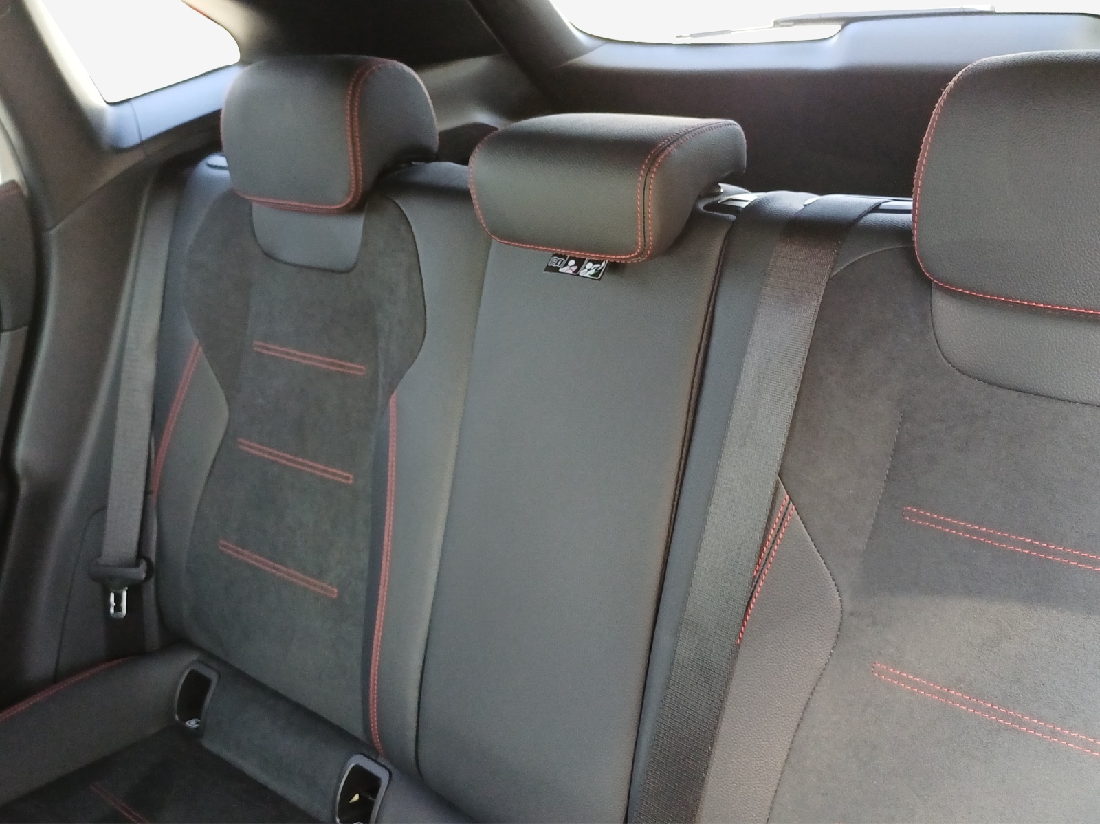 MERCEDES-BENZ GLA 250 4Matic AMG Line 8G-DCT-image-11